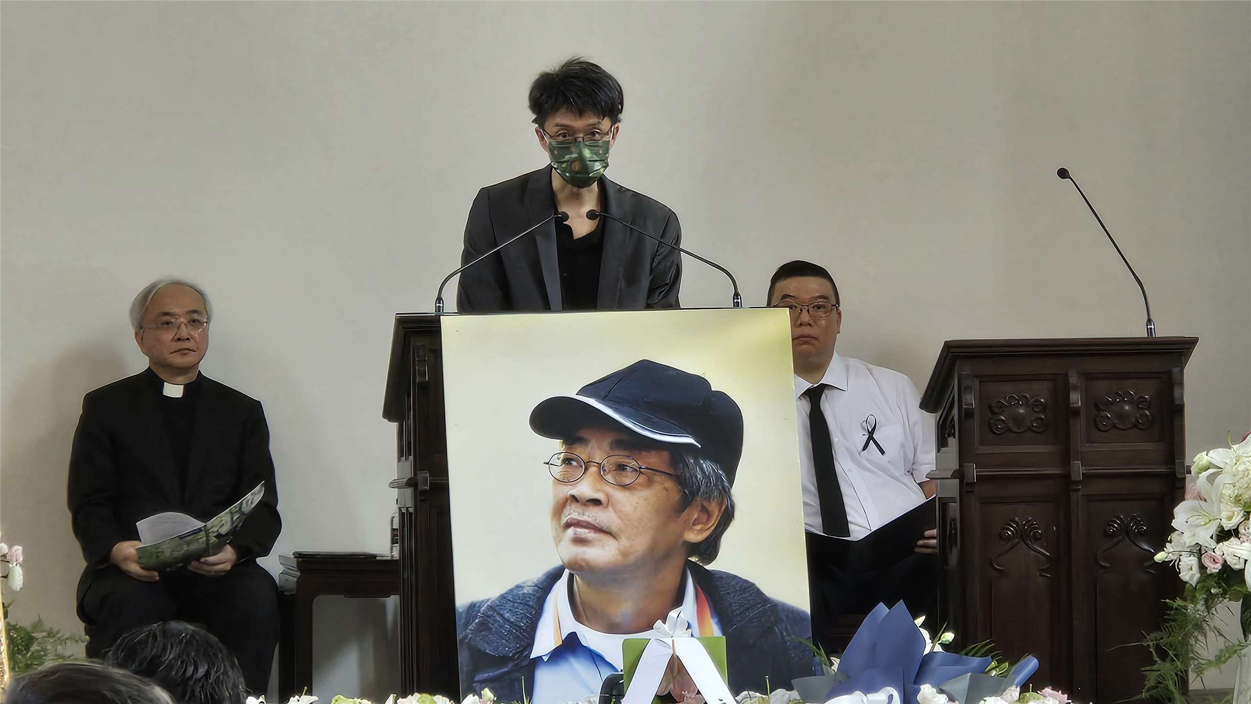 林榮基長子LK Lam向前來參加爸爸告別禮拜的親友致謝。(陳國維 攝)