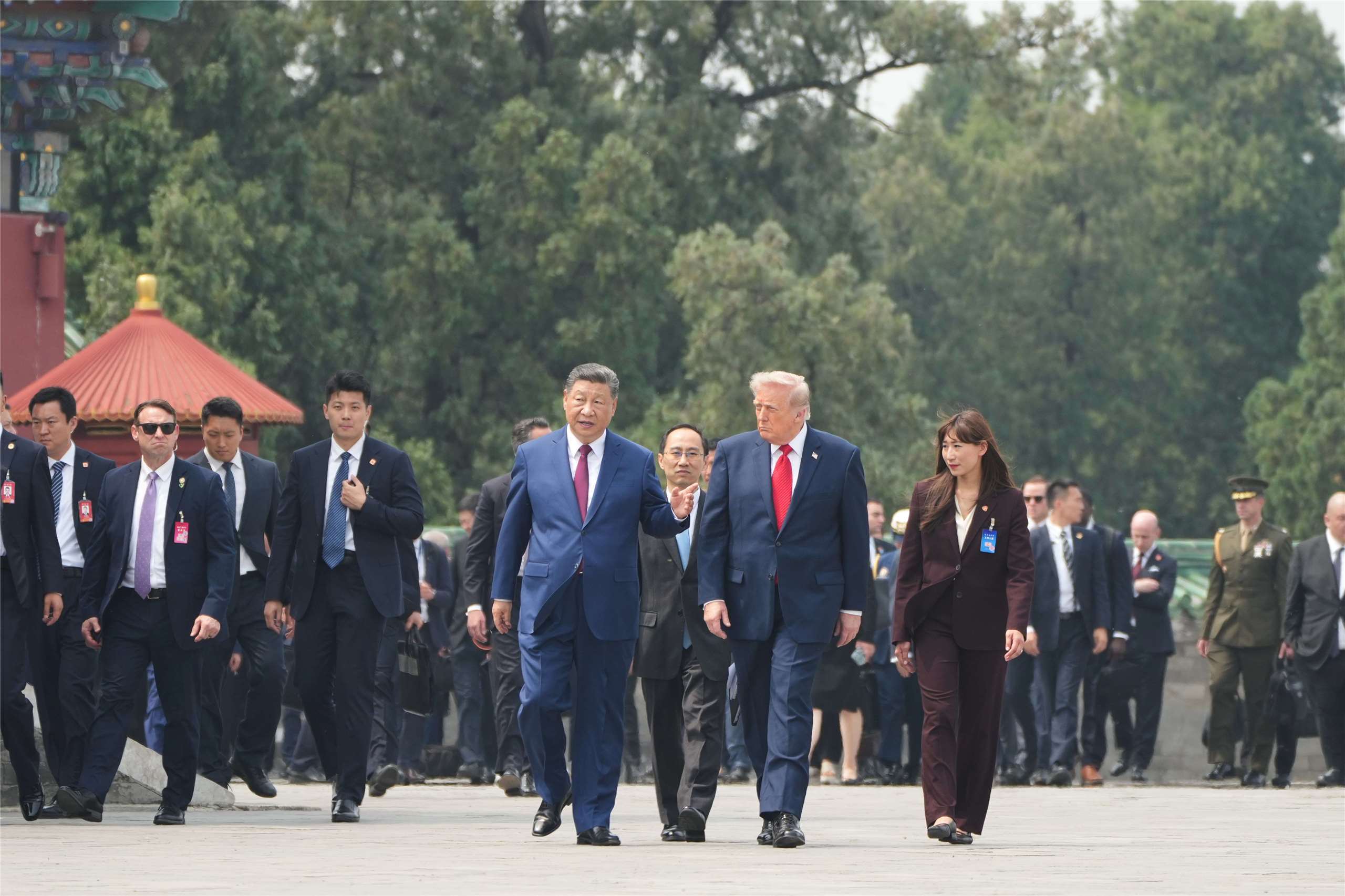 川習會結束後，中國國家主席習近平(前左)與美國總統川普(前右)搭車前往天壇參觀，後面跟著大批隨行人員。(AP/達志影像)