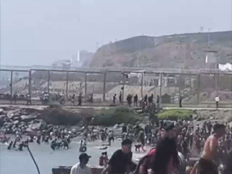 過去幾天以來，數以千計移民已跨越摩洛哥與西班牙北非飛地休達（Ceuta）之間的邊境圍欄，當地市長要求西班牙中央政府宣布緊急狀態。(翻攝X@Inevitablewest)