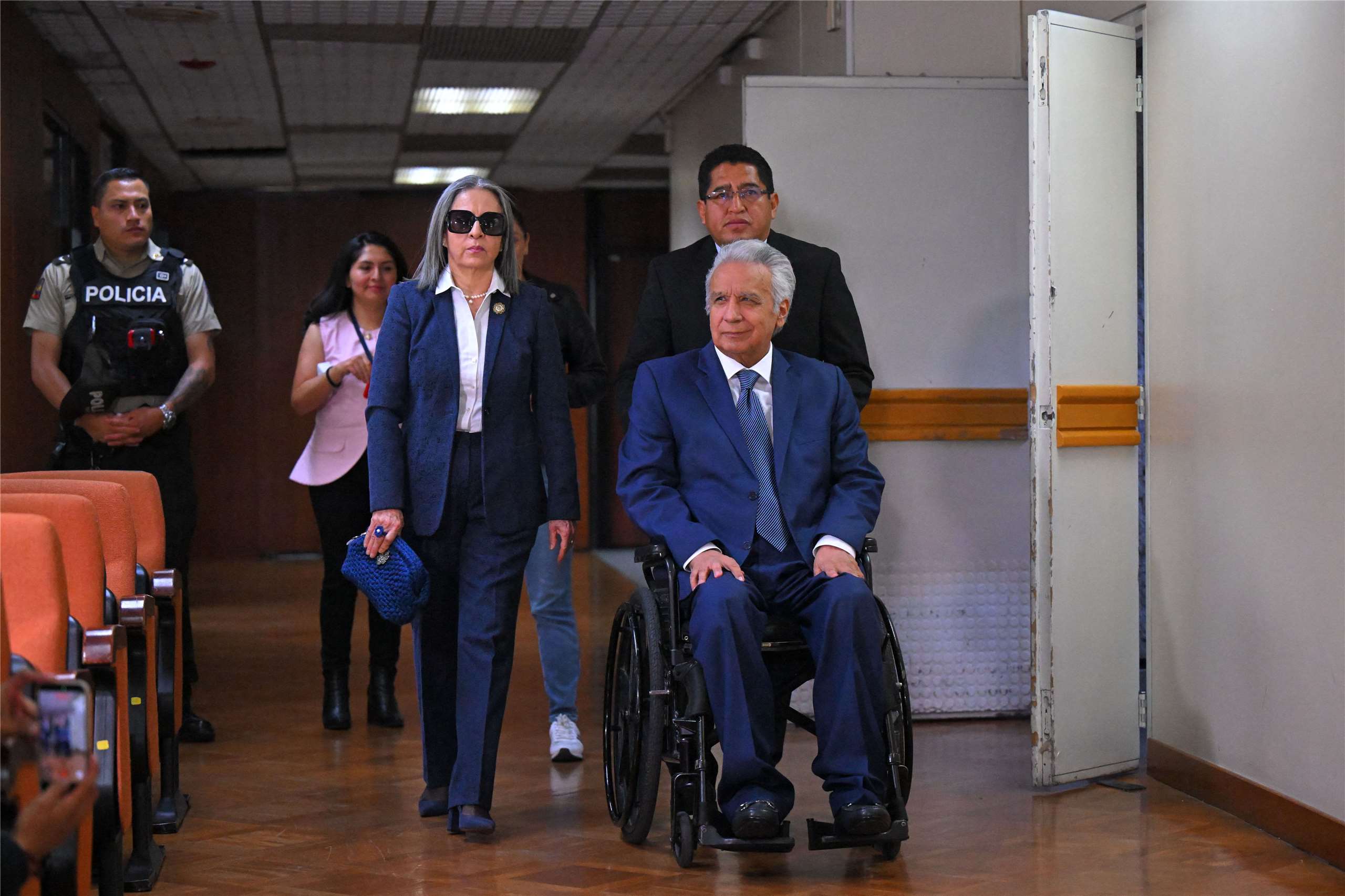 厄瓜多前總統莫雷諾(Lenin Moreno, 坐輪椅者)貪污罪名成立，28日遭判5年有期徒刑。