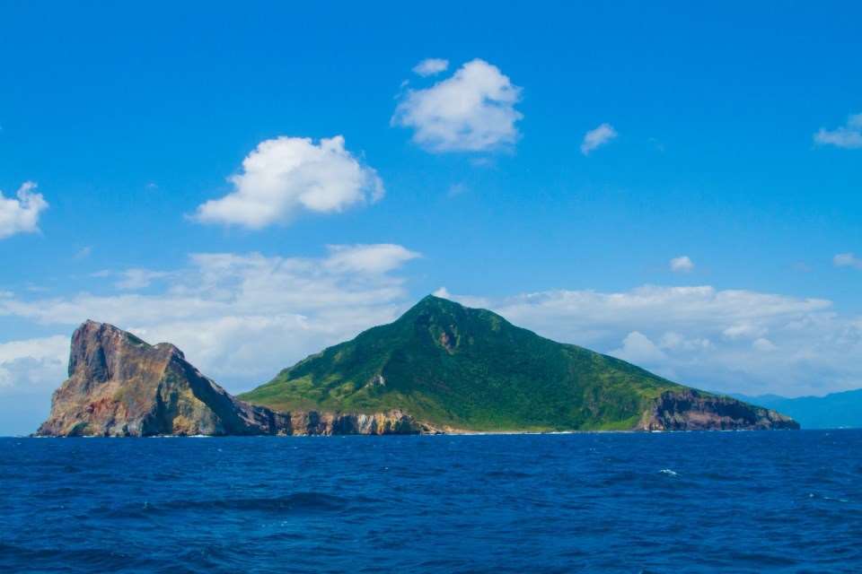 颱風白海豚外圍環流影響，龜山島6日起封島4天。(圖：東北角及宜蘭海岸國家風景區管理處)