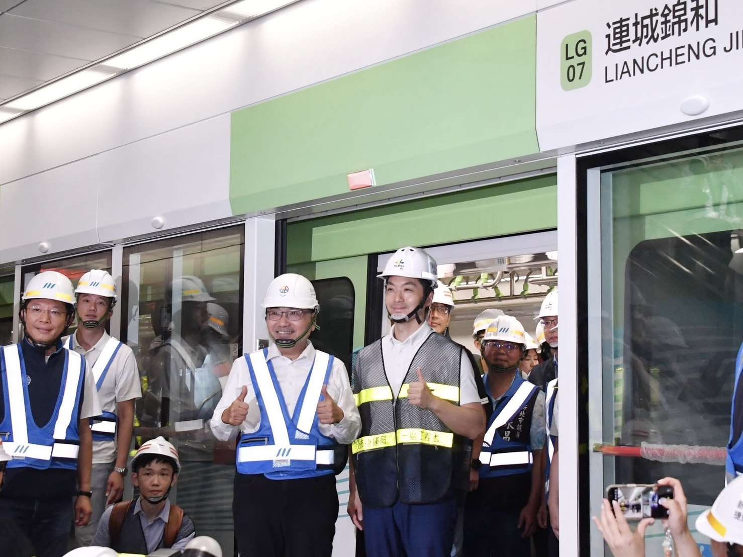 台北市長蔣萬安(右)及新北市長侯友宜(左)3日出席捷運萬大中和樹林線第一期工程主線動態測試。(圖：台北市政府提供)
