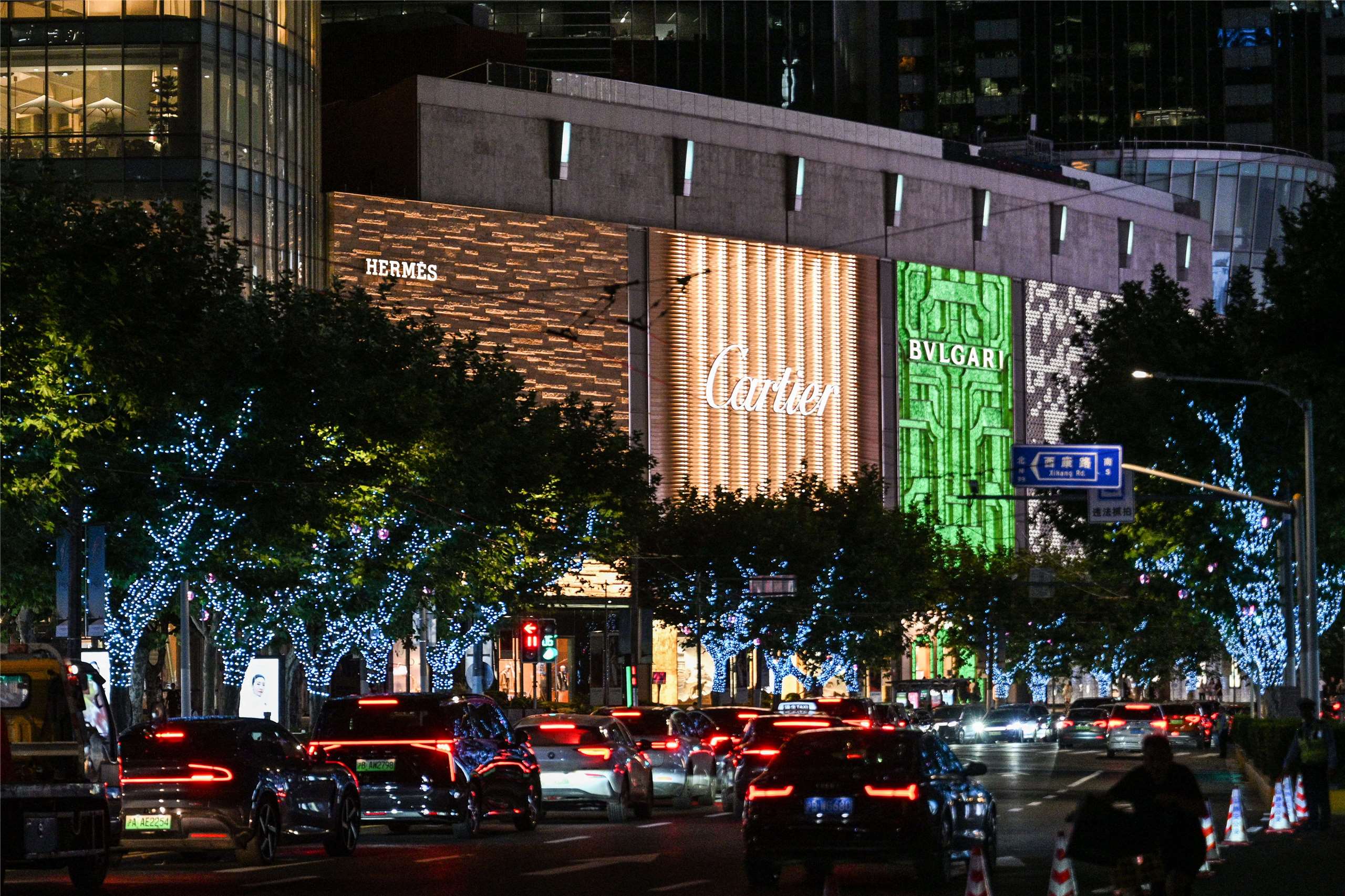 全球精品品牌在中國市場的銷售正明顯下滑，25家主要精品品牌7月的銷售額下降逾10%。圖為上海靜安區一家購物中心。