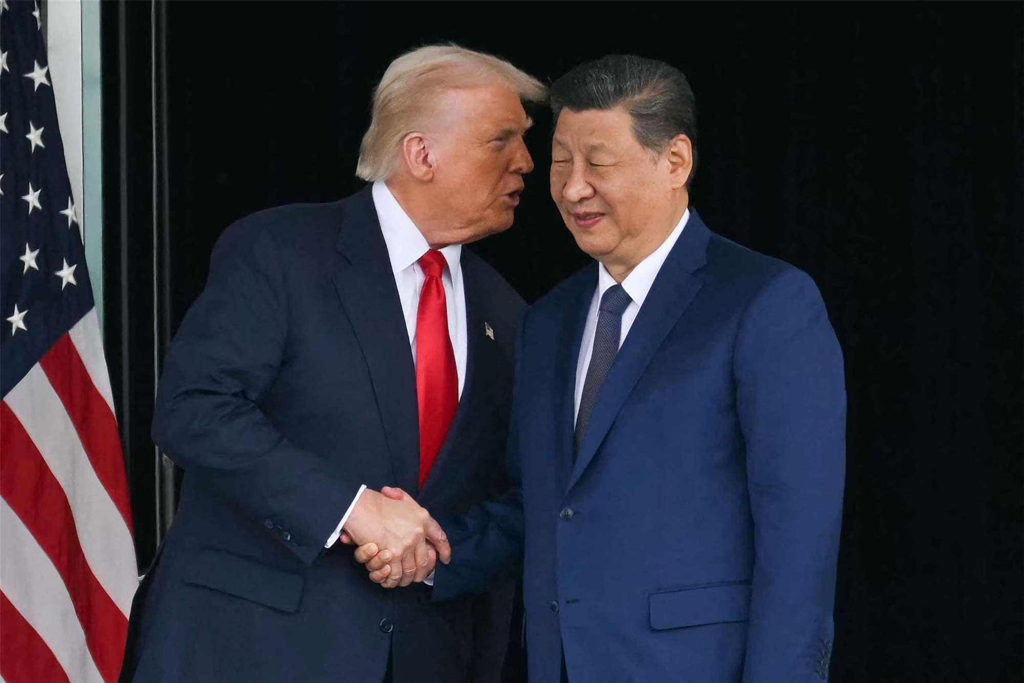 中國領導人習近平預計9月訪美，但至今白宮準備無序，讓中國開始感到不安。圖為美國總統川普與中國領導人習近平2025年在韓國釜山會面。(AFP)