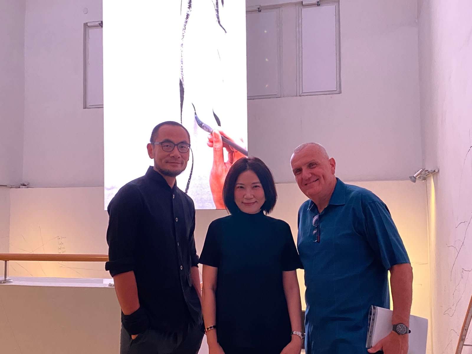 駐以色列代表李雅萍大使(中)與海法博物館館長亞基爾(Yotam Yakir)及台灣藝術家吳季璁(左)在展覽作品前合影。圖：駐以色列代表處提供