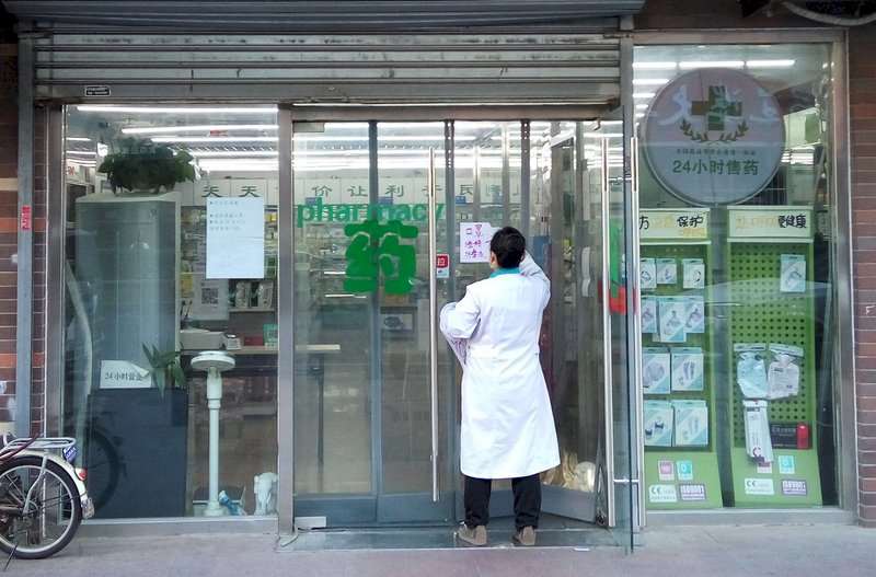 中國COVID-19感染率持續升高，然而受限於舊規定，民眾買不到新冠藥物。圖為北京一家藥房。(圖:中央社檔案照)