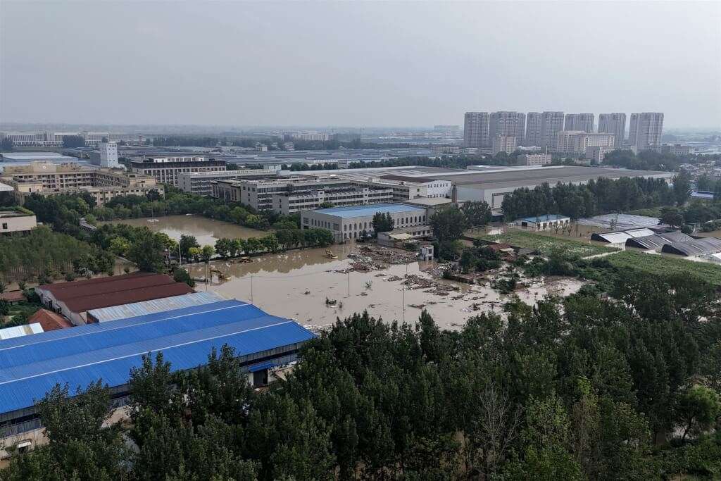颱風白海豚9日在浙江登陸後，殘餘環流在中國境內擾動多日，河南省連日降下豪雨，造成周口市川匯區內多處積水。(中新社)