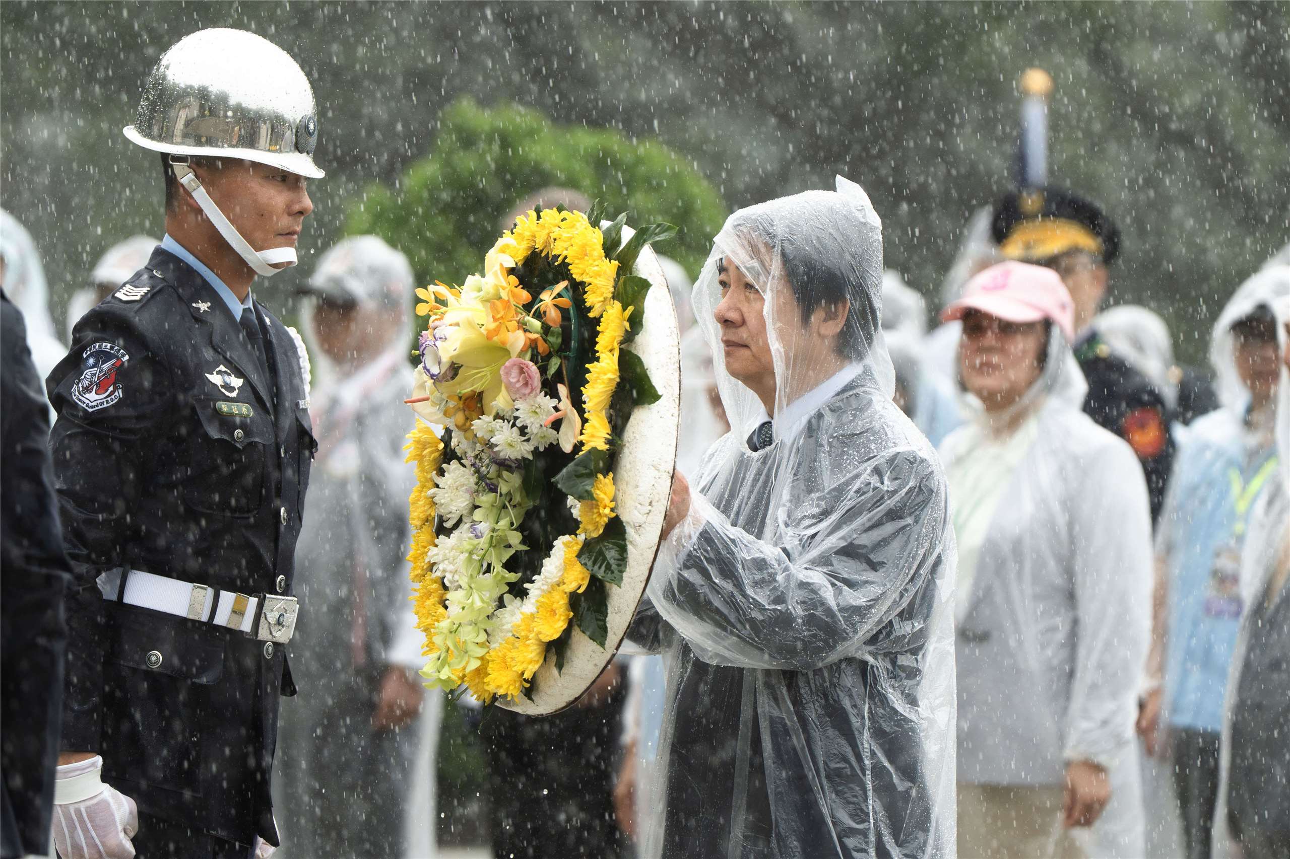 賴清德總統23日上午至金門太武山公墓，在大雨中主持八二三戰役追悼典禮。(楊仁翔 攝)