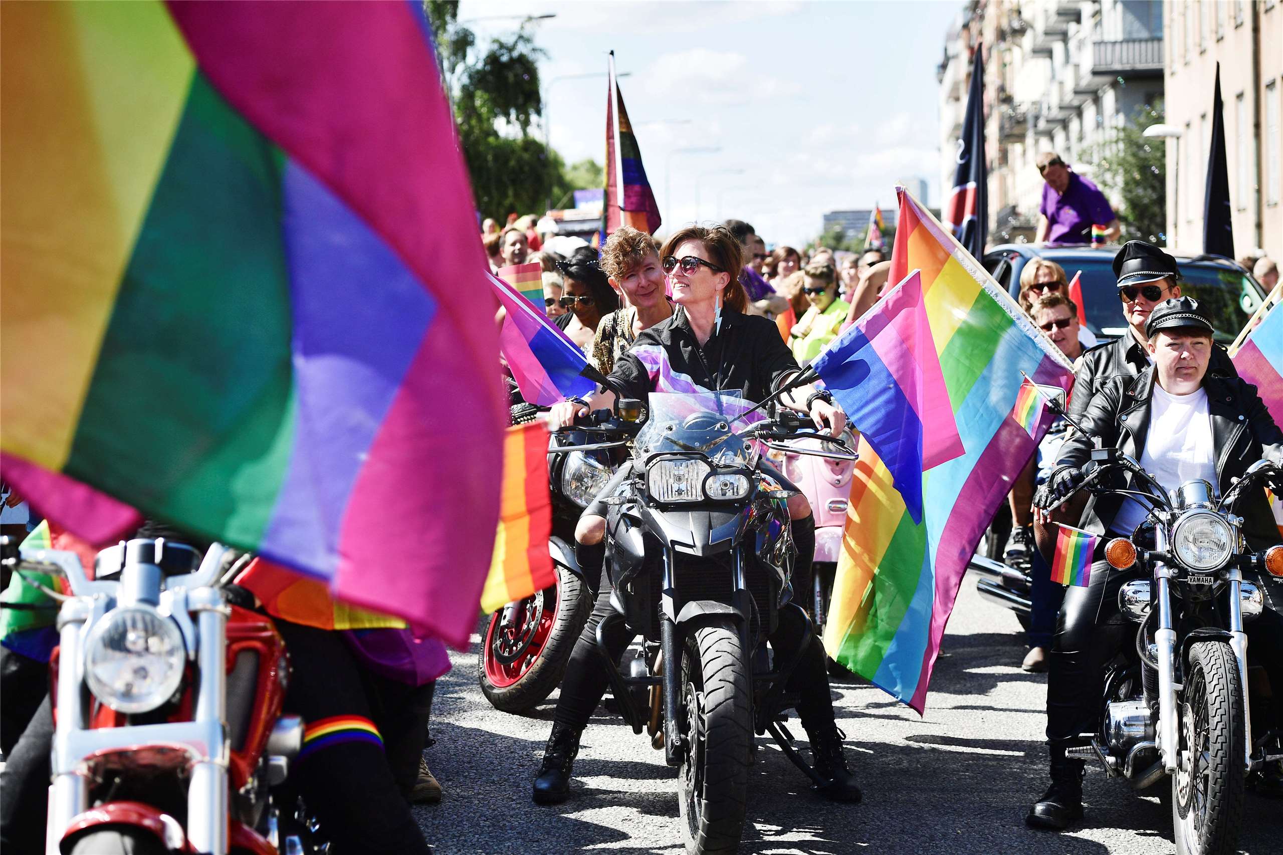 來自「Dykes on Bikes」的女摩托車騎士們參加了在瑞典斯德哥爾摩舉行的年度斯德哥爾摩驕傲遊行。(AFP)