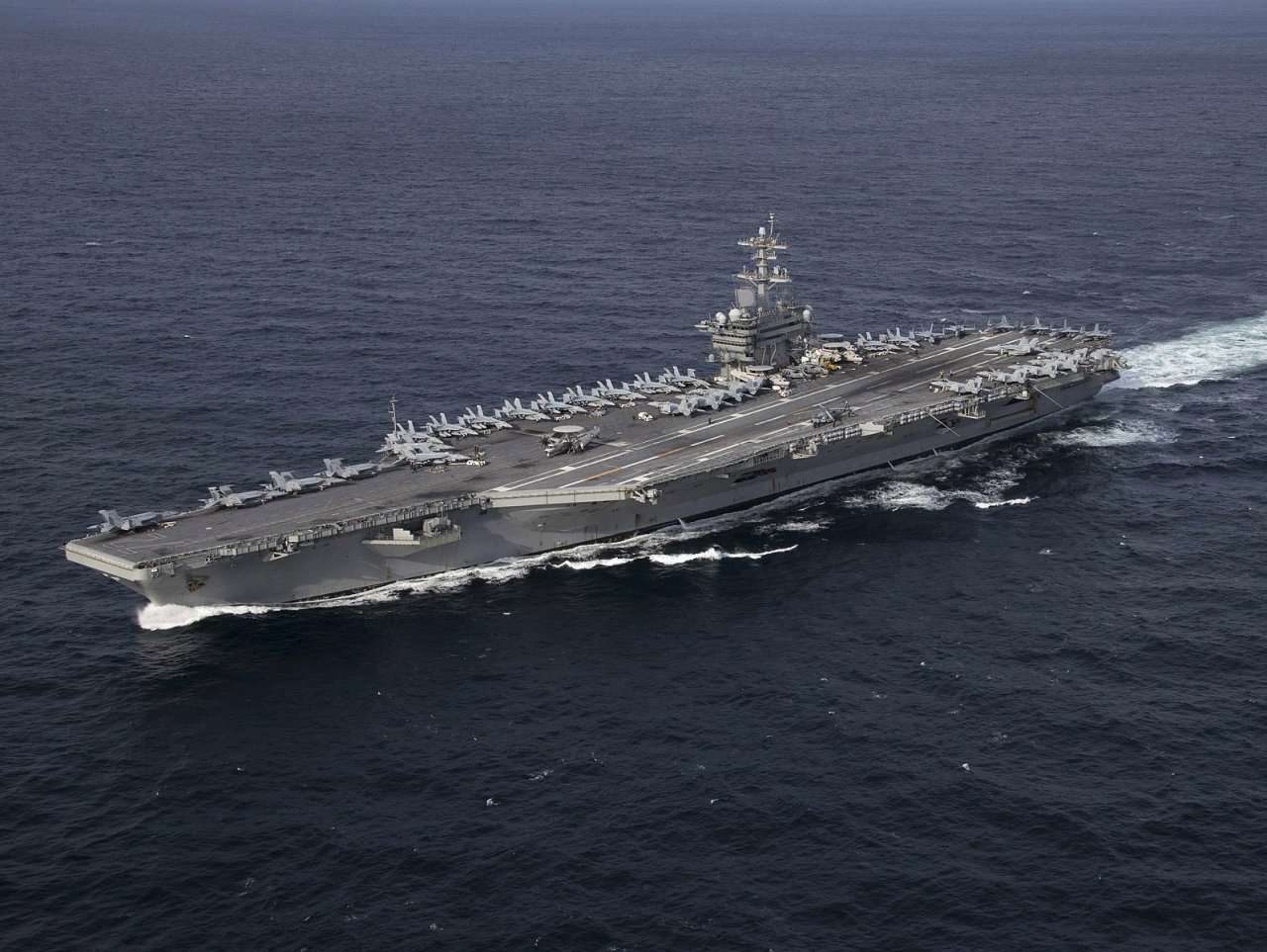 報導指出，美軍航空母艦林肯號(USS Abraham Lincoln)在創下部署紀錄期間，出現食物短缺、管道故障及心理健康危機等問題。(圖:美國海軍)