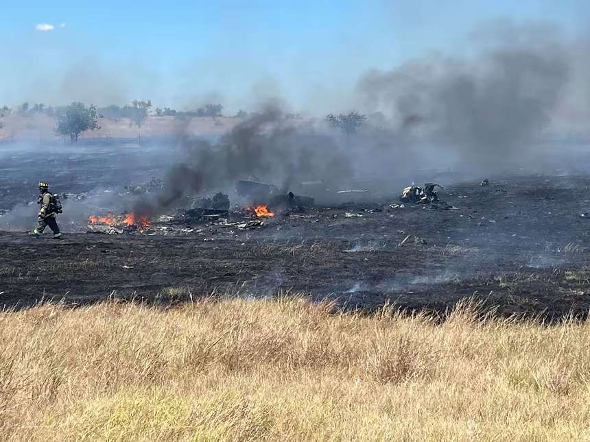 一架隸屬於胡德堡基地的阿帕契軍用直升機，12日墜毀於德州一處田地。(圖:翻拍自貝爾郡警長辦公室官綱)