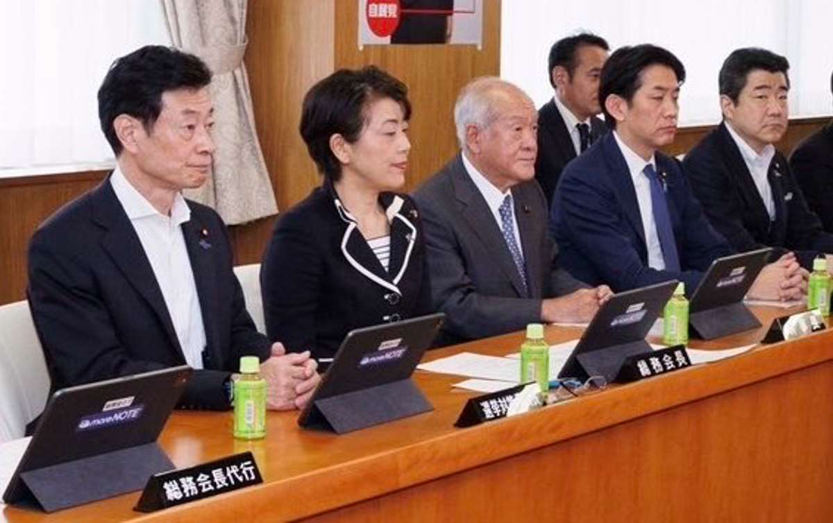 自民黨5日上午召開臨時總務會議，通過限期兩年，把食品消費稅率調降至1%的基本方案。(X@nishy03)