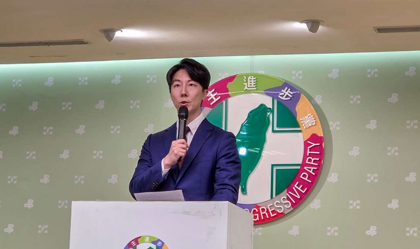 民進黨發言人吳崢表示，10歲女童疑遭猥褻，通報後歷經240天未獲安置，蔣萬安面對嚴重兒少保護漏洞，卻將責任推給社工、迴避問題。(劉玉秋攝)