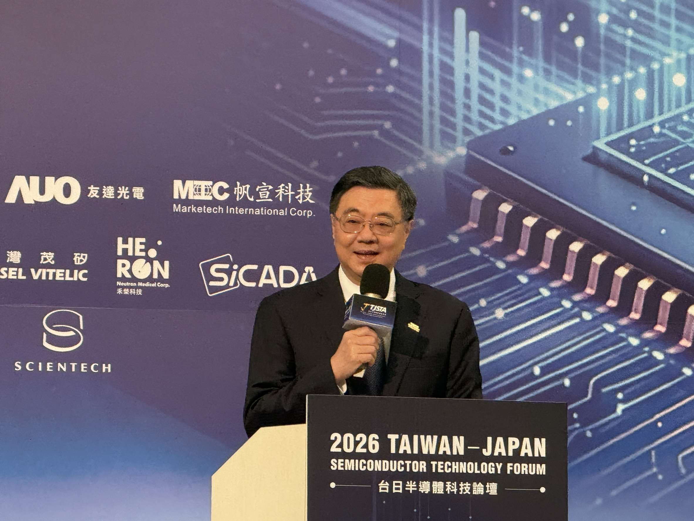 行政院正籌編明年度中央政府總預算，院長卓榮泰3日出席論壇活動時指出，明年度總預算將是服務面最廣、科技發展最快速、國安最到位，且能債務平衡的總預算，為過去數年難以達到的新時代。(謝佳興 攝)