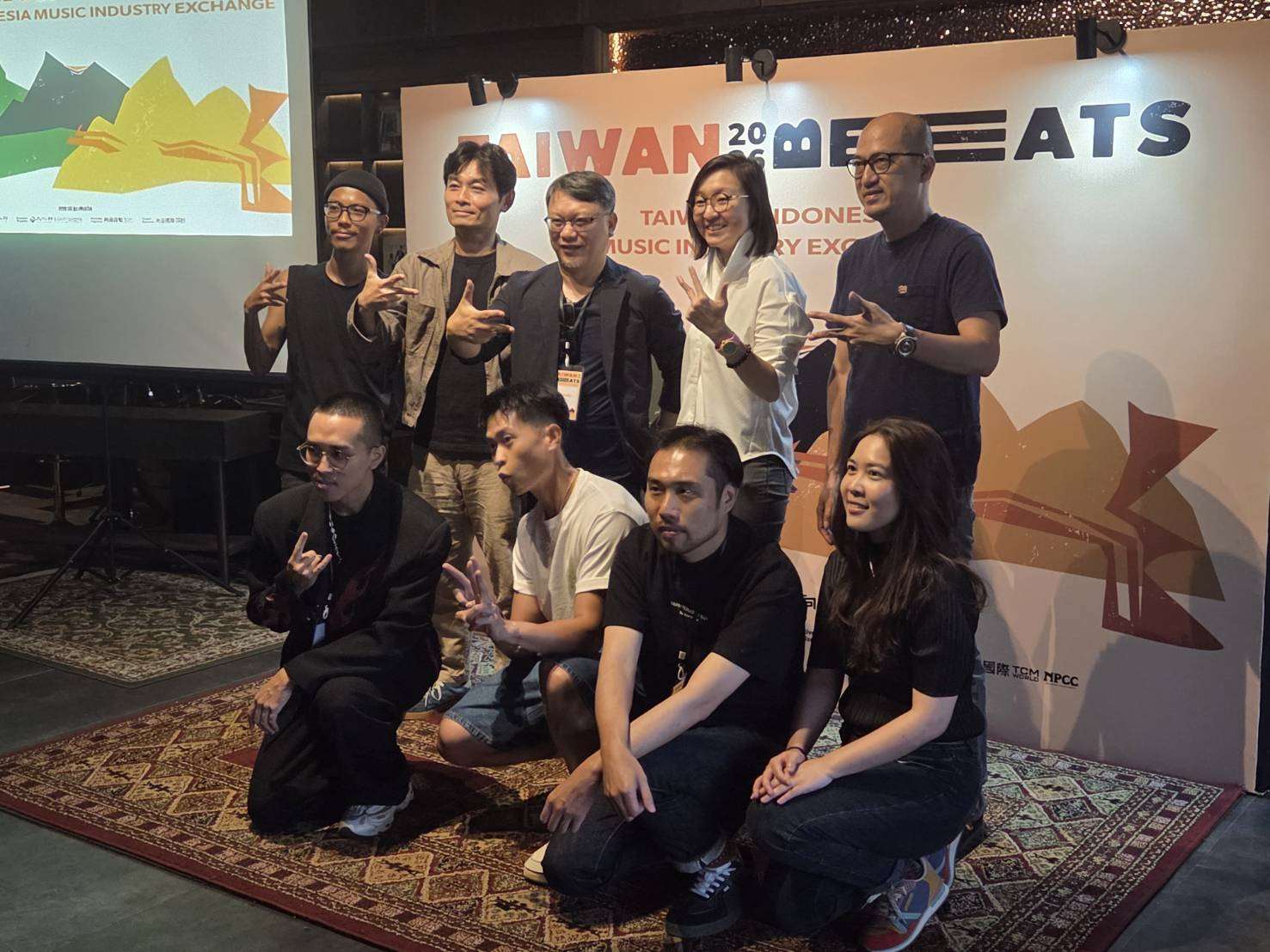 文化部影視局「Taiwan Beats」印尼商務交流團24日在雅加達串連當地音樂產業交流，除了影視局流行音樂產業組組長為林御翔(後左二)、台灣商務團團長湯昇榮(後左三)，印尼創意經濟部副部長Irene Umar(後右二)、LaLaLa音樂節創辦人Donny Heru(後排右一)也到場支持。(江昭倫 攝)
