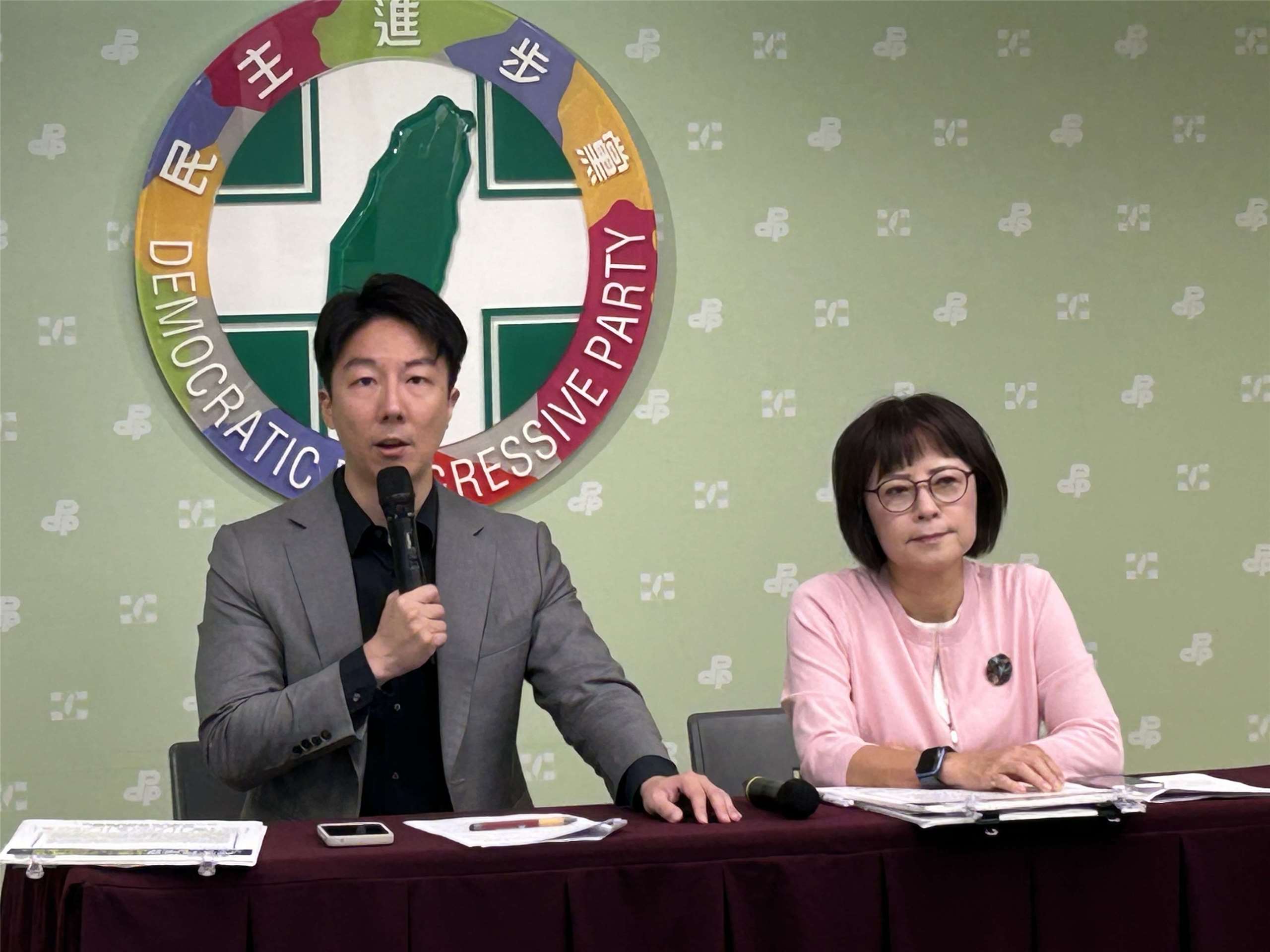 民進黨發言人吳崢(左)表示，行政院已說明會窮盡一切努力儘速編列所需預算，完成相關無人機的採購，民進黨會與行政院一起努力，儘速讓無人機戰力成形。右為立委林月琴。(趙婉淳 攝)