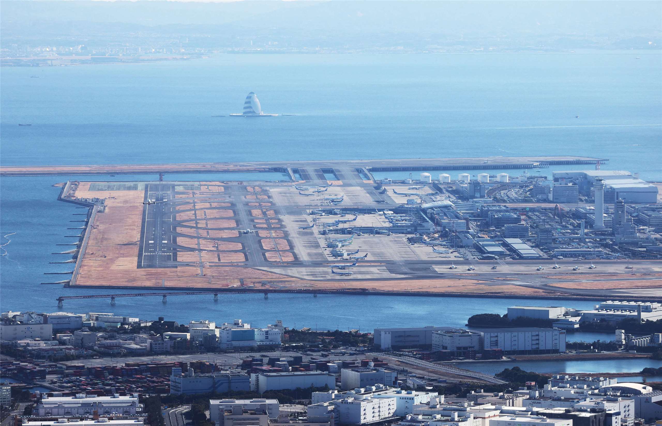 羽田機場4日一架全日空班機差點與國土交通省檢查機相撞。圖為羽田機場C跑道。資料照片。