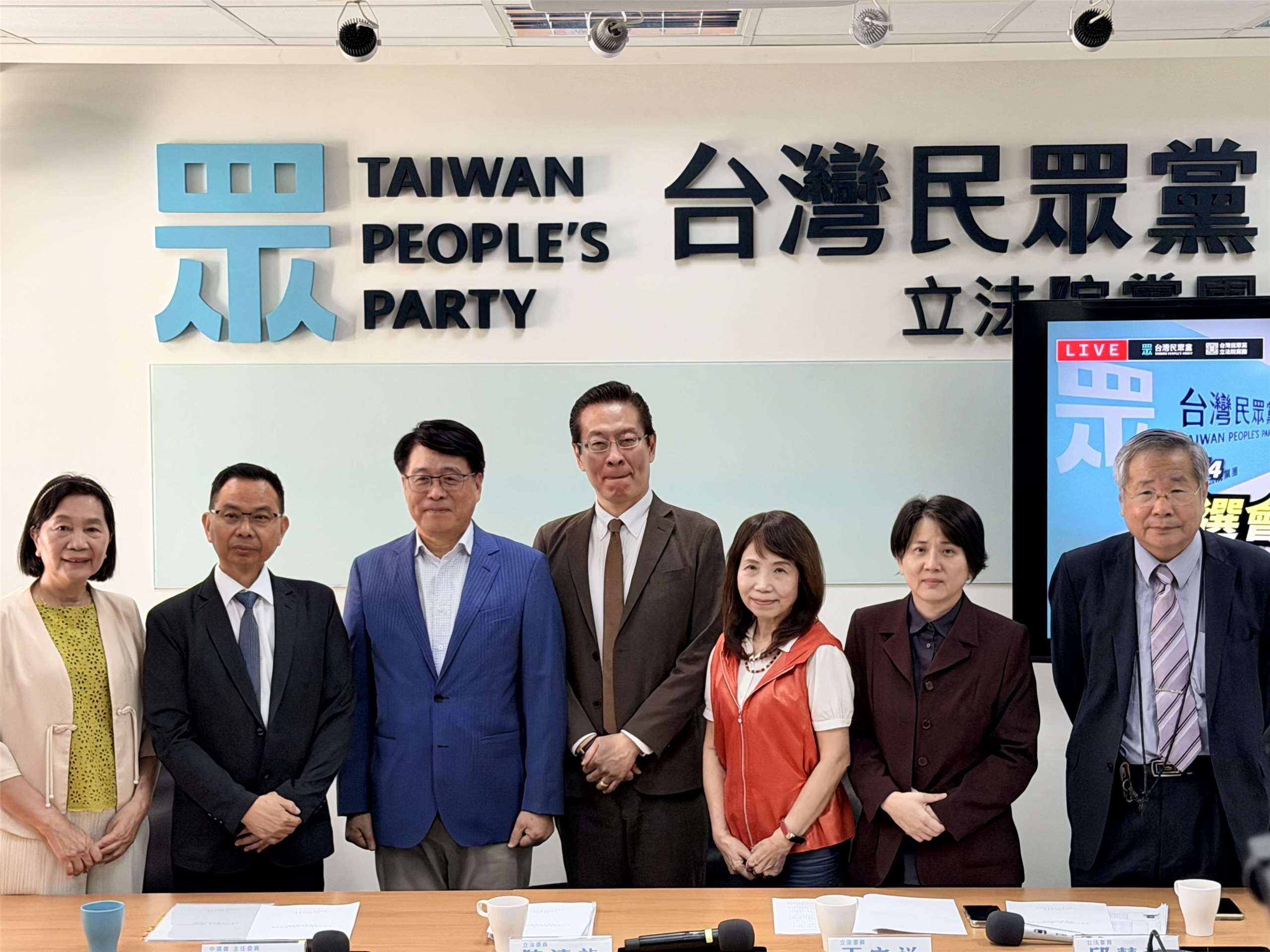 中選會主委游盈隆(左3)4日針對年底地方大選綁公投案，拜會民眾黨團交流意見。(鄭佑漢 攝)