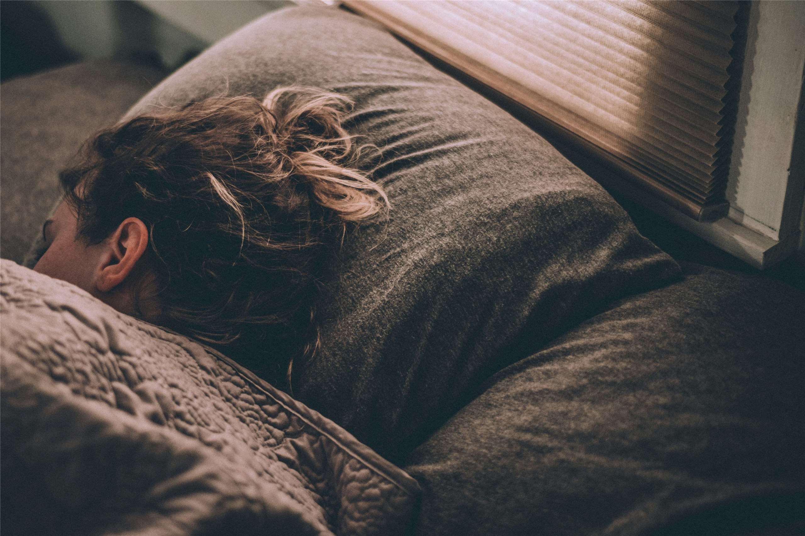醫生指出，睡眠會影響情緒，情緒也可能影響睡眠，兩者形成惡性循環；長期睡不好還可能影響心肺功能與腦部功能，使得腦部無法清除廢物。示意圖。( Greg Pappas / Unsplash圖庫)