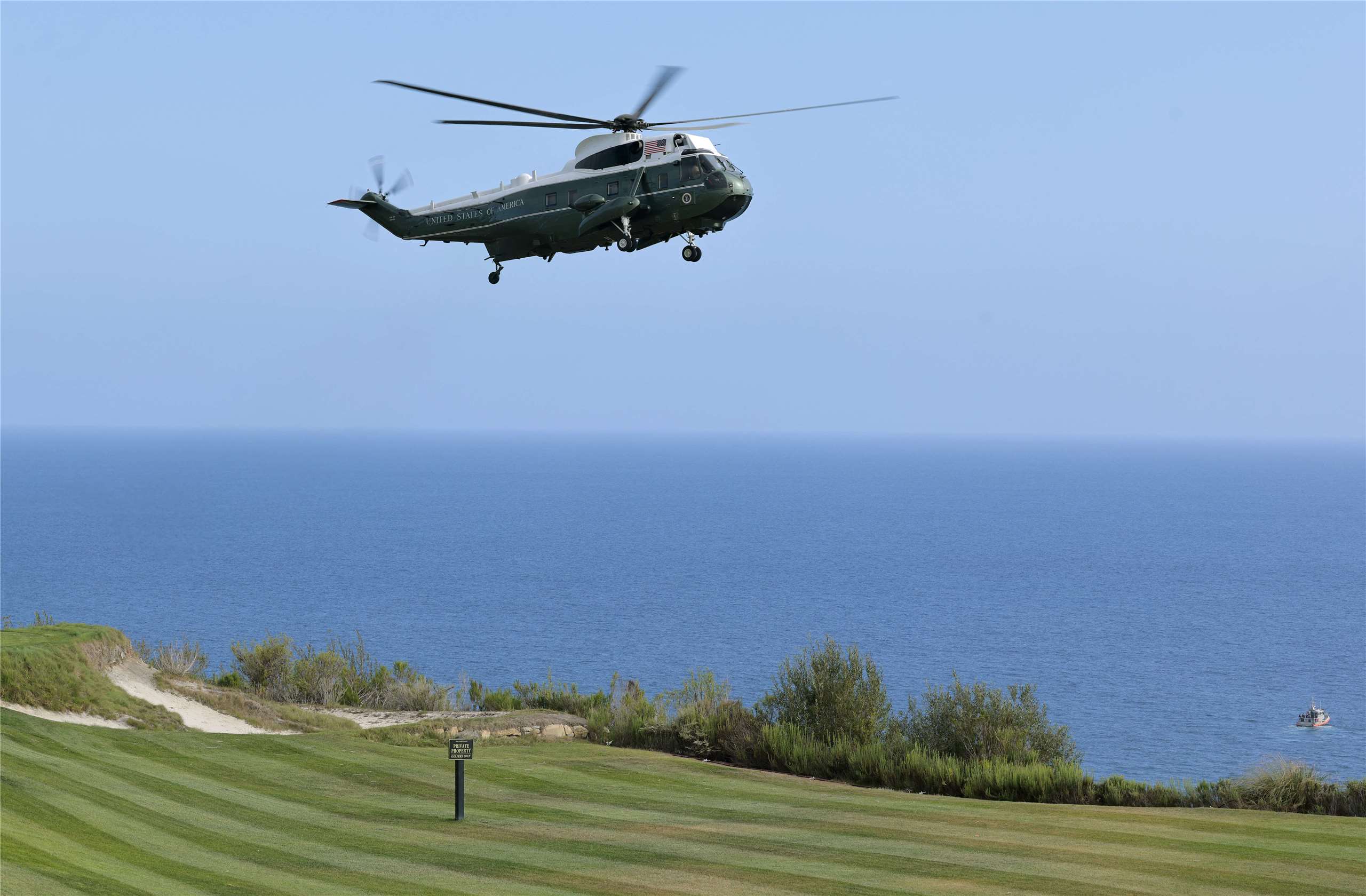 紐約時報報導，美國總統川普乘坐的「陸戰隊一號」直升機(Marine One)4日由於和航管人員之間的通訊混亂，一度在華盛頓上空和一架民航客機相距不到1英里，但白宮表示，川普總統未置身危險。圖為川普搭乘的陸戰隊一號4日降落洛杉磯川普國家高爾夫俱樂部。資料照片。