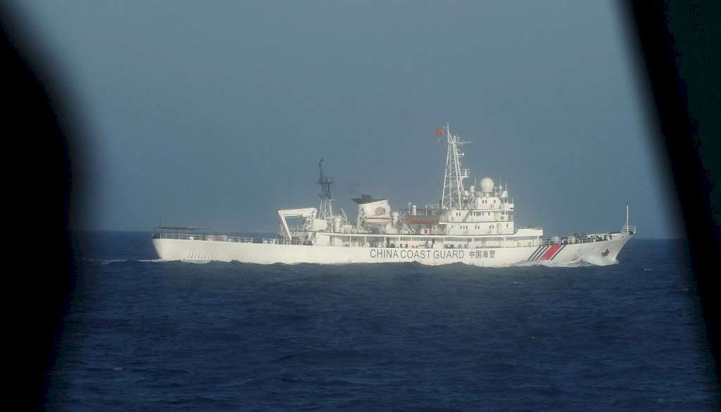 中國海警宣告，持續加強黃岩島領海及周邊區域執法巡查，依法依規處置非法侵權船隻。圖為中國海警船。