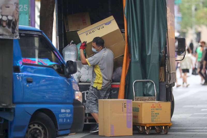 圖為台北市萬華區街頭勞工送貨情形。