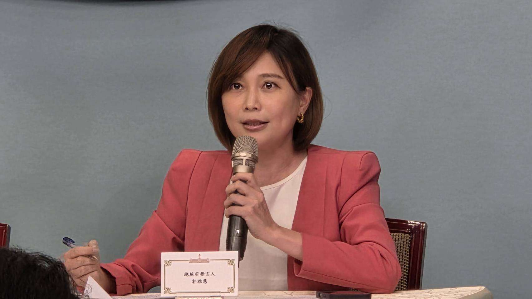 總統府27日召開「健康台灣推動委員會」第八次委員會議，總統府發言人郭雅慧晚間舉行會後轉述記者會 ，並接受媒體提問（劉玉秋攝）