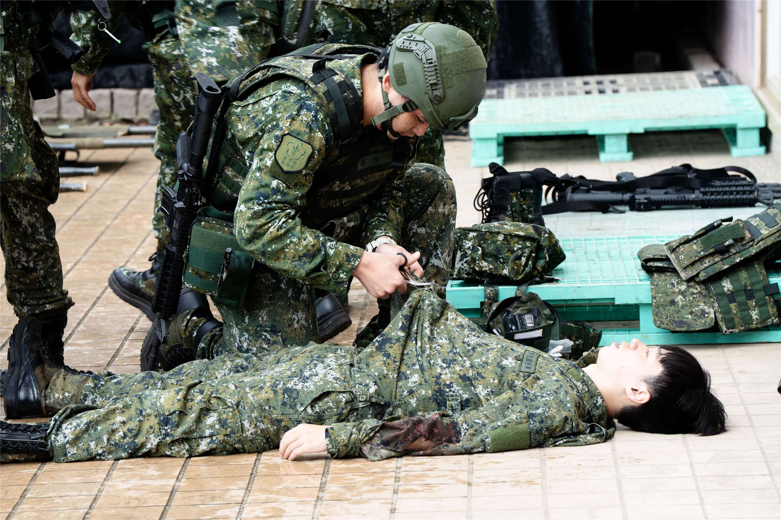 國軍年度漢光42號演習持續進行，後備台北旅11日在天母地區進行「戰傷救護」演練，驗證戰時部隊醫療救援機制。(楊仁翔 攝)