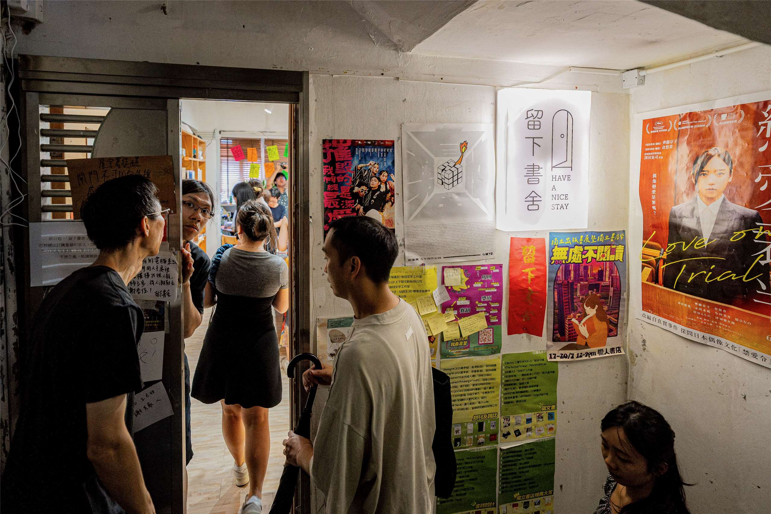 民眾30日排隊到香港獨立書店「留下書舍」(Have A Nice Stay)，在關店前向其道別。