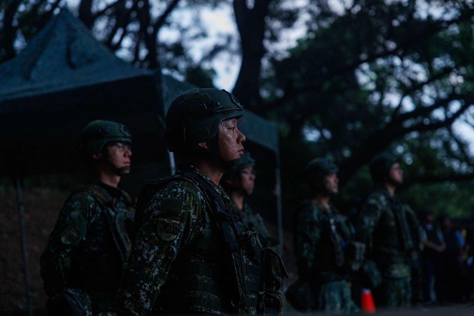 漢光42/馬防部南竿守備大隊混合砲兵連官兵待命進行240榴彈砲實彈射擊。(青年日報提供)