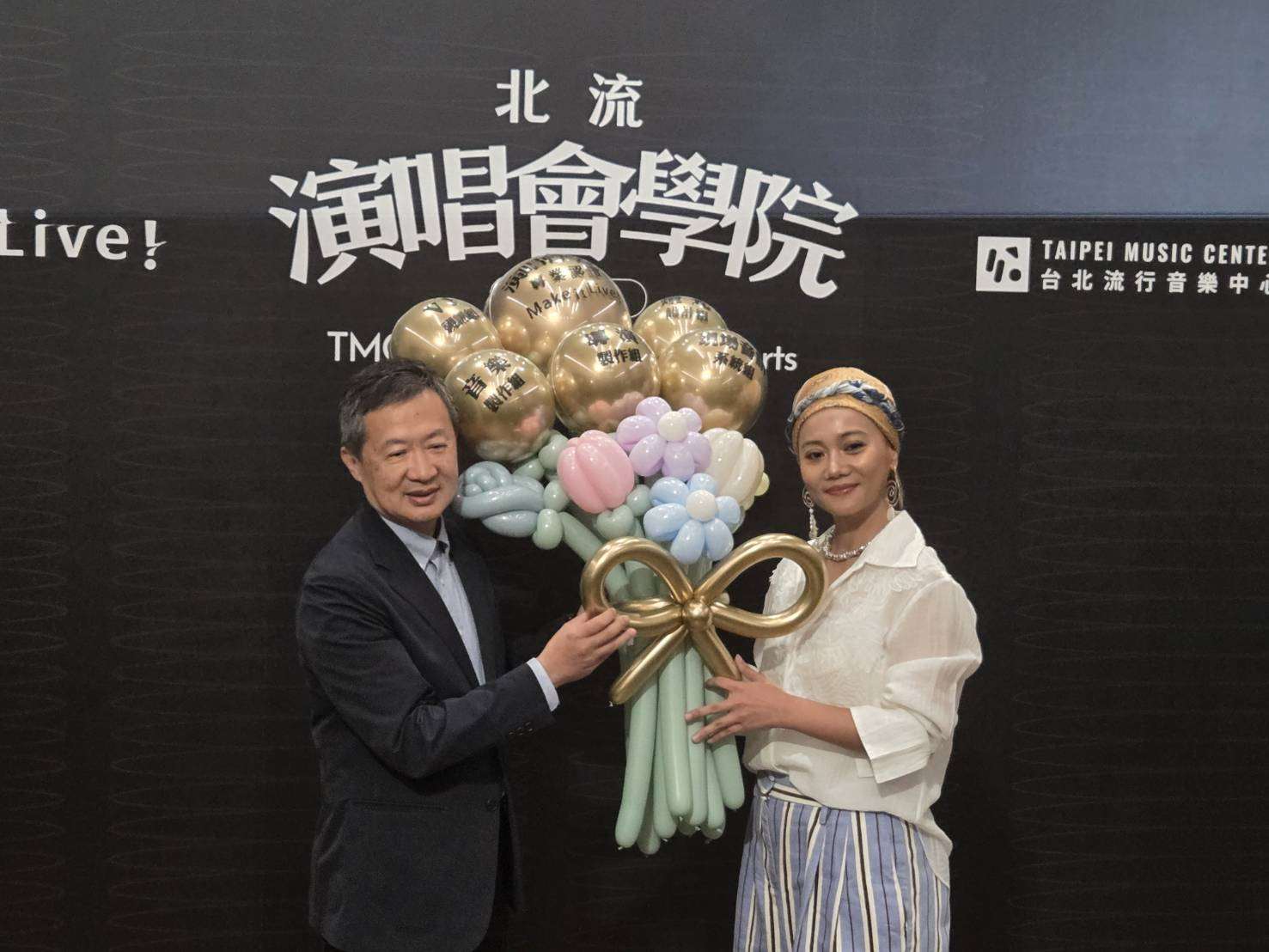 第二屆北流演唱會學院全面升級，北流董事長梁序倫(左)歡迎原住民歌手阿爆(右)化身展演卡司，當學員最佳「考官」。(江昭倫 攝)