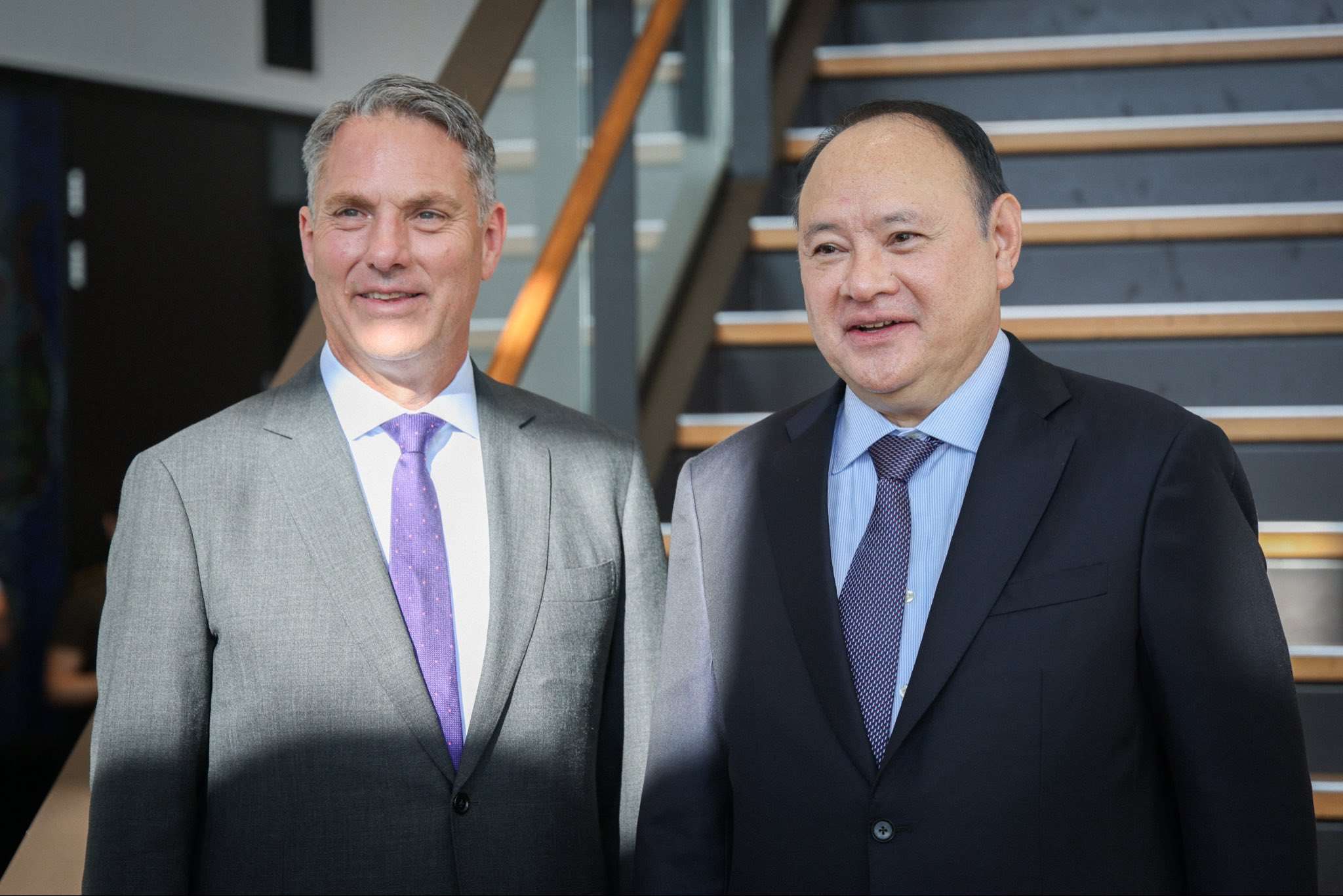 澳洲國防部長馬勒斯（Richard Marles)(左)與菲律賓國防部長鐵歐多洛（Gilberto Teodoro Jr.）在澳洲達爾文舉行兩國國防部長會議。(X@RichardMarlesMP)