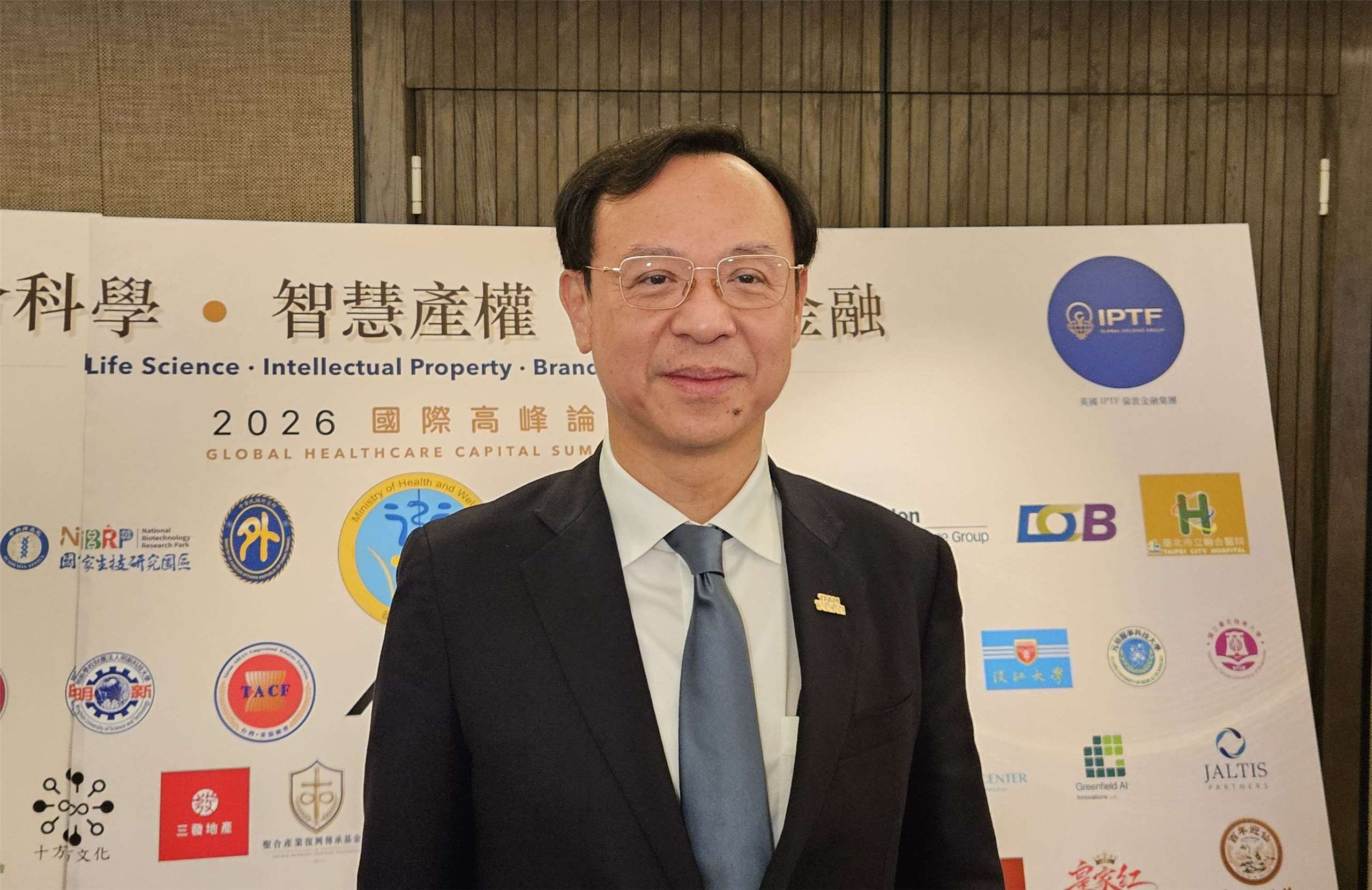 針對嘉南療養院爆轉院延誤爭議，衛福部長石崇良15日表示，將實地了解，檢討精進後送機制。(劉品希 攝)