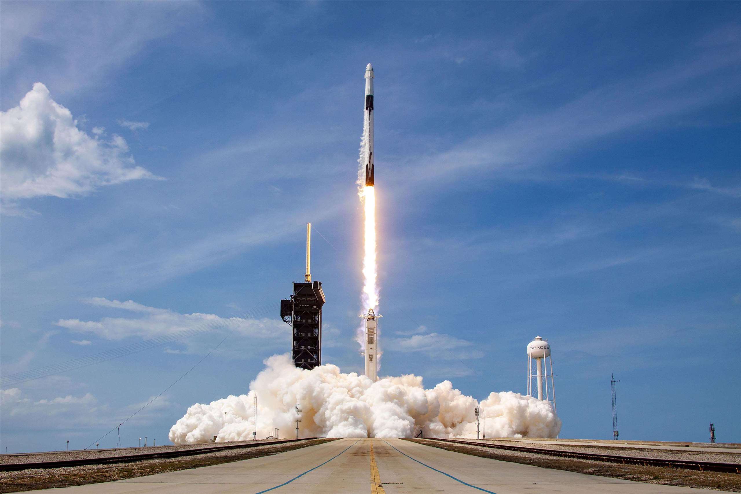 一塊自去年以來一直在太空漂浮的美國太空探索科技公司(SpaceX)火箭殘骸，傳出已在今天(5日)清晨高速撞上月球。圖為SpaceX獵鷹九號(Falcon 9)火箭發射畫面。資料照片。(圖取自SpaceX官網)