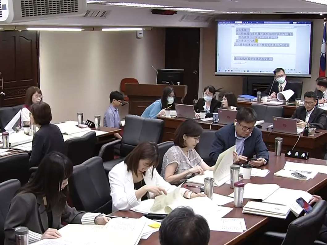立法院衛環委員會與司法法制委員會16日再次聯席審查「人工生殖法」修正草案，行政院與朝野黨團、立委共提出21個修法版本。(翻攝國會頻道)