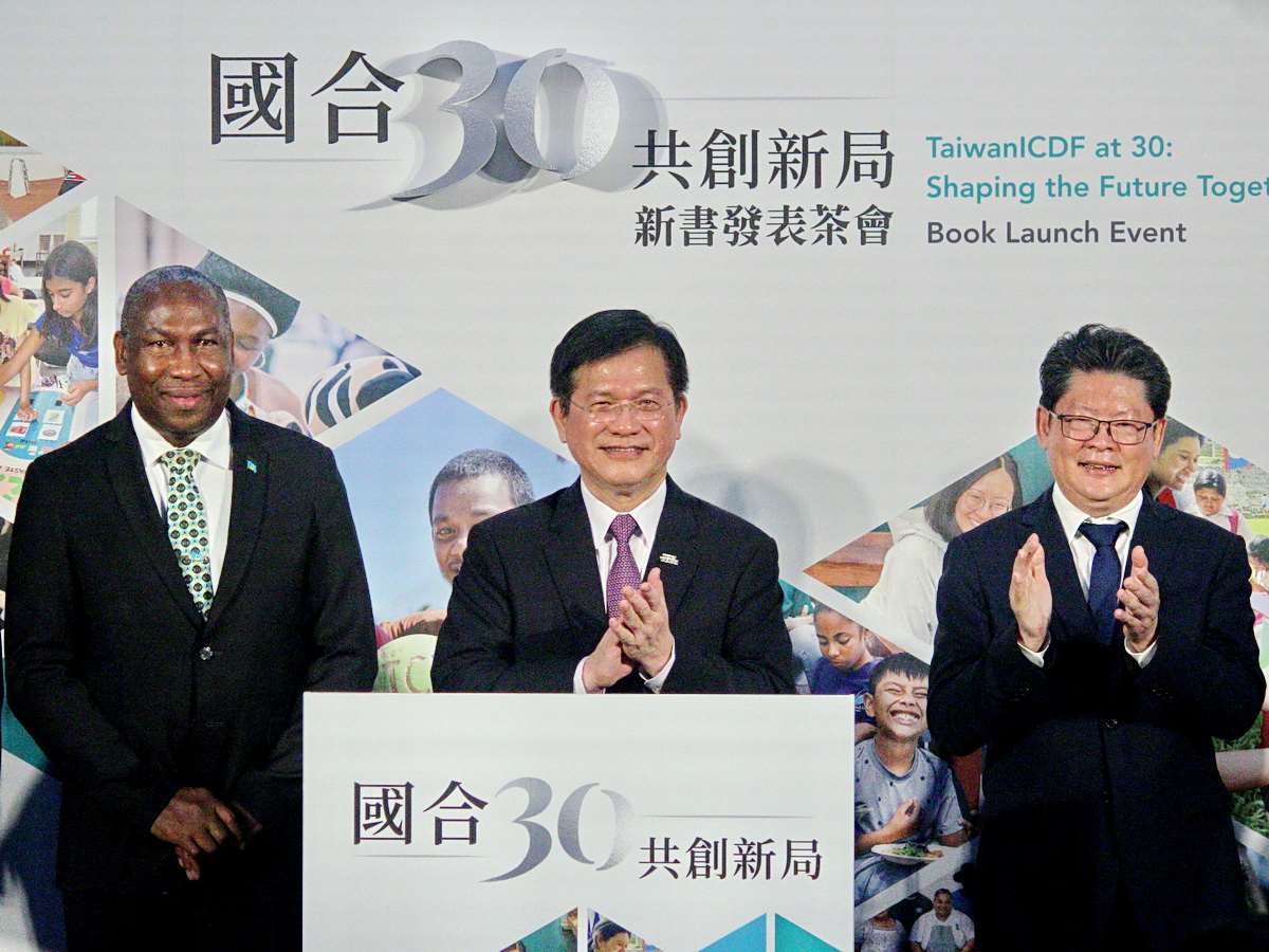 國合會14日發表新書，外交部長林佳龍(中)、國合會祕書長黃玉霖(右)、聖露西亞駐台大使路易斯(Robert Kennedy Lewis，左)等人一起揭開新書封面 (央廣記者王照坤 攝)
