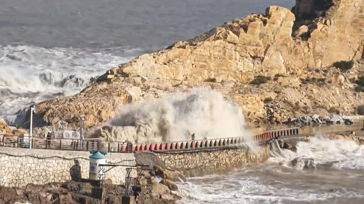 綜合陸港媒報導，白海豚颱風登陸前，浙江溫嶺石塘鎮有個4口之家無視警告，執意在海邊觀浪，結果其中一名9歲男童被大浪捲走。(翻攝微博@我的暱稱不記得了)