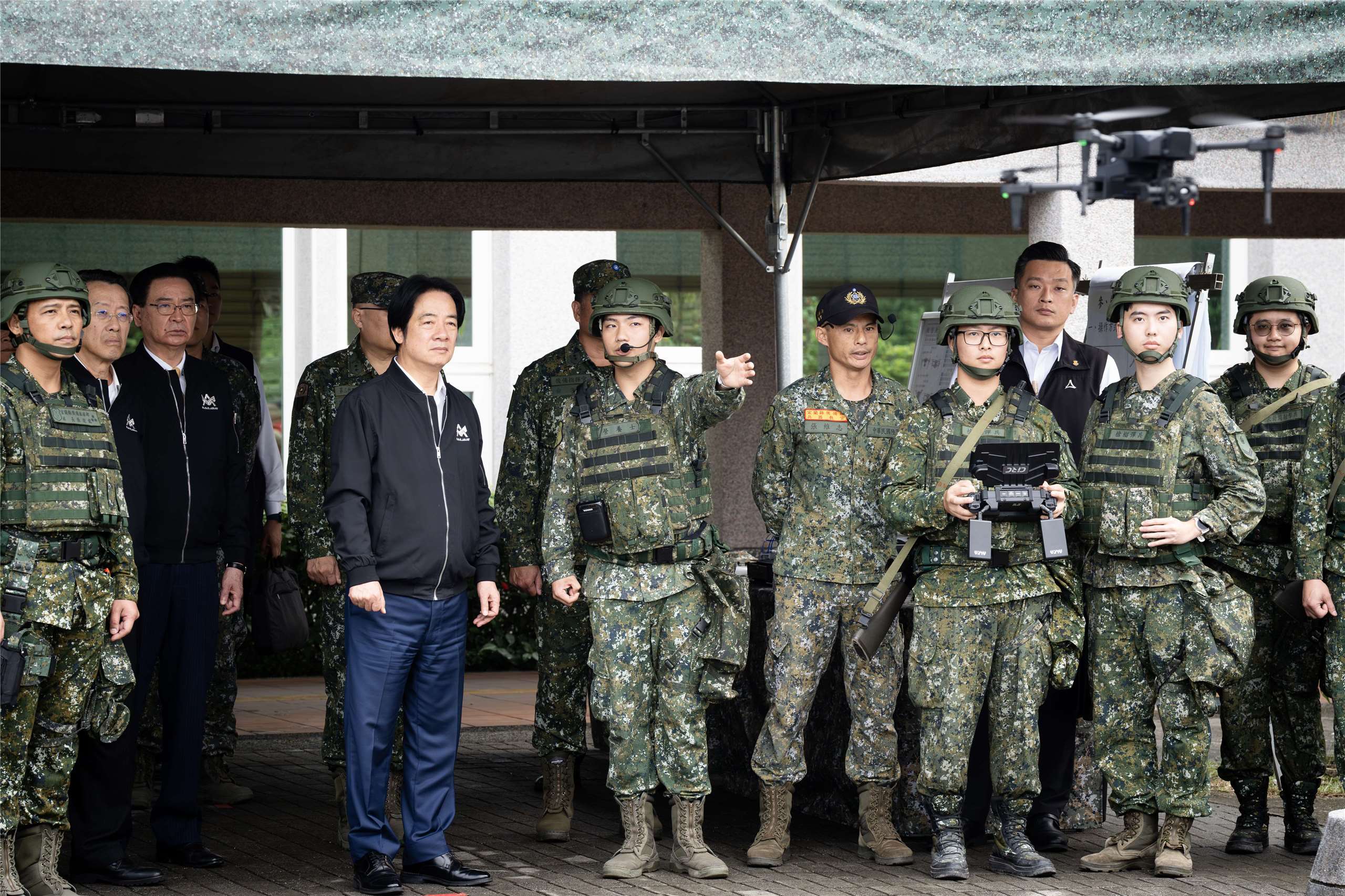 固守國安型態已改變，學者主張，國軍需與民間、媒體、地方政府形成軍民整合協作。圖為去(2025)年12月，賴清德總統至宜蘭視導後備旅教育召集訓練情形。(資料圖片：楊仁翔 攝)