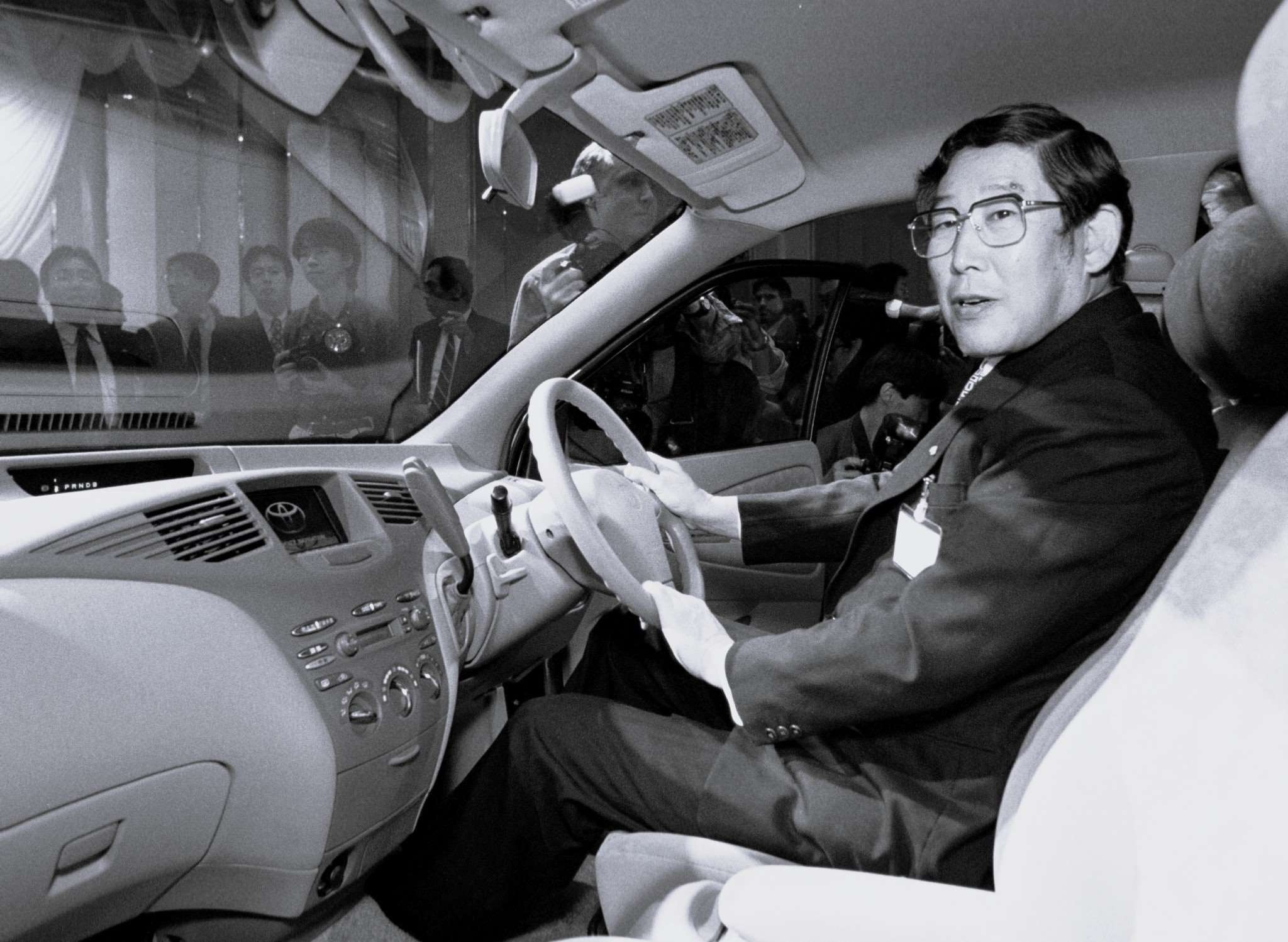 TOYOTA豐田汽車前社長總裁奧田碩(圖)逝世。圖為奧田碩親自駕駛了公司推出的世界上第一款由汽油引擎和電動馬達驅動的商用「混合動力」汽車。資料照片(路透社/達志影像)