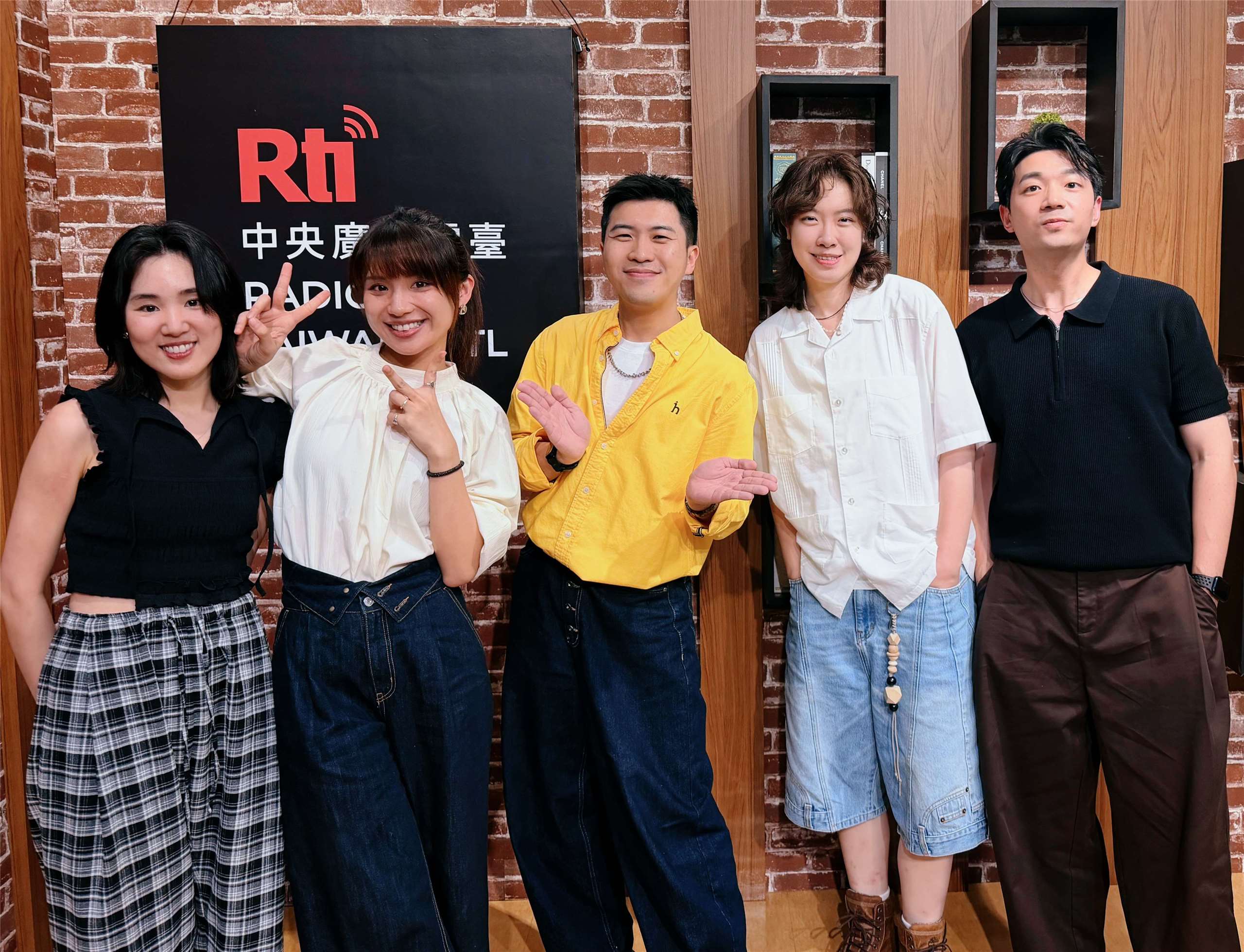 左至右：Rere、Dodo、內克、掐玉、信迪