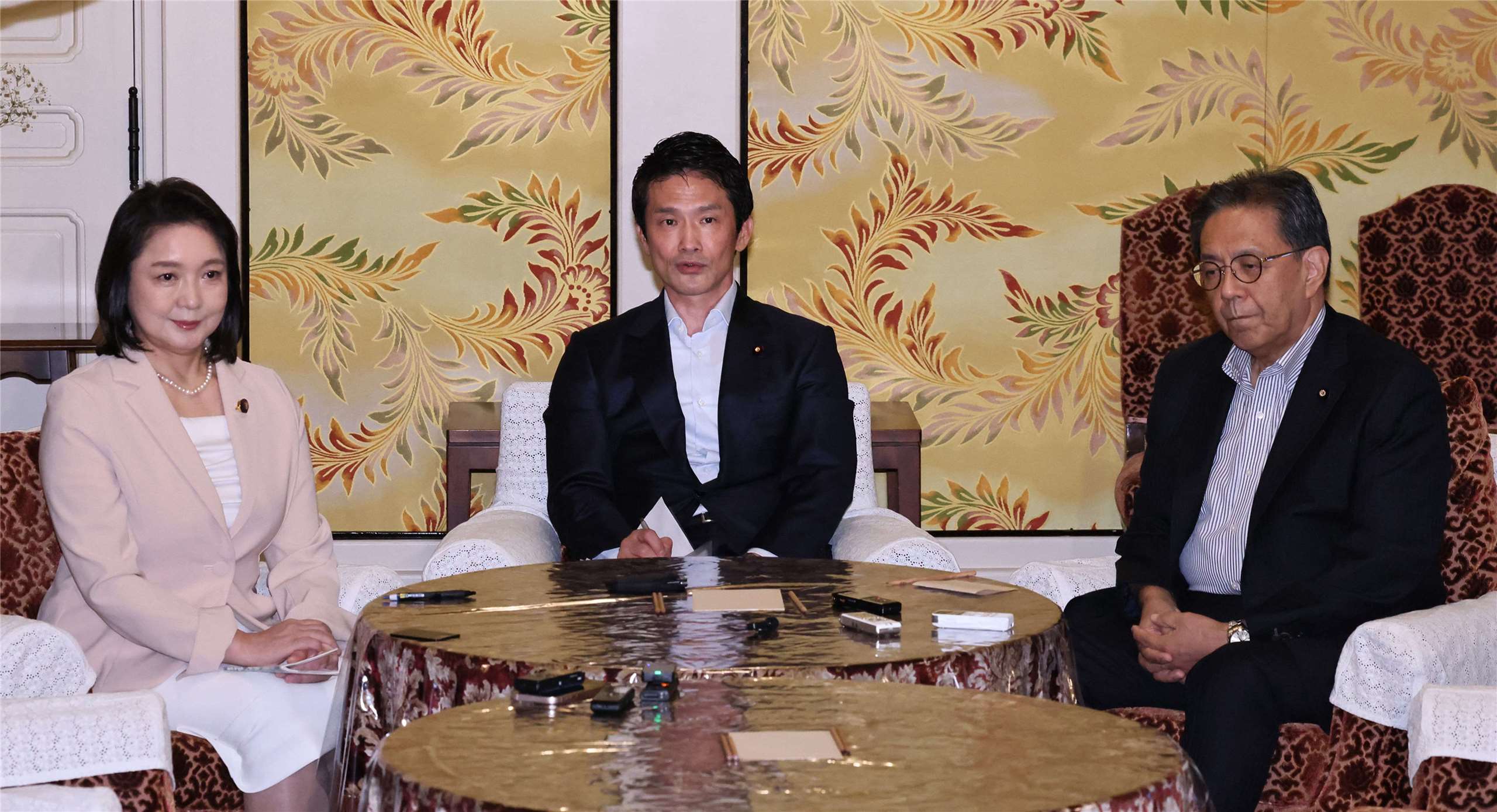 日本公明黨代表竹谷敏子(左起)、中道改革聯合代表小川淳也與立憲民主黨代表水岡俊一31日下午在國會內舉行約30分鐘的黨魁會談，正式決定現階段放棄3黨合併。