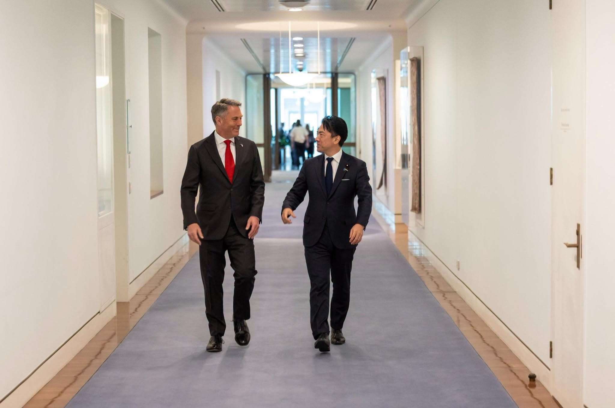 澳洲國防部長馬勒斯(Richard Marles)(左)與日本防衛大臣小泉進次郎(Shinjiro Koizumi)(右)在坎培拉會晤。(圖：Richard Marles臉書)