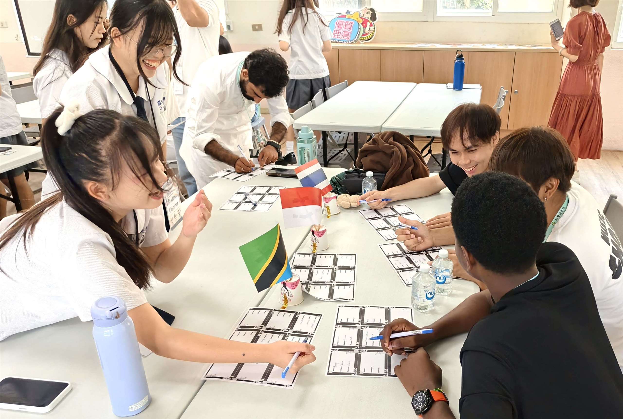 鹿港高中學生與國際學生熱情參與九宮格破冰遊戲。(圖：亞洲大學提供)