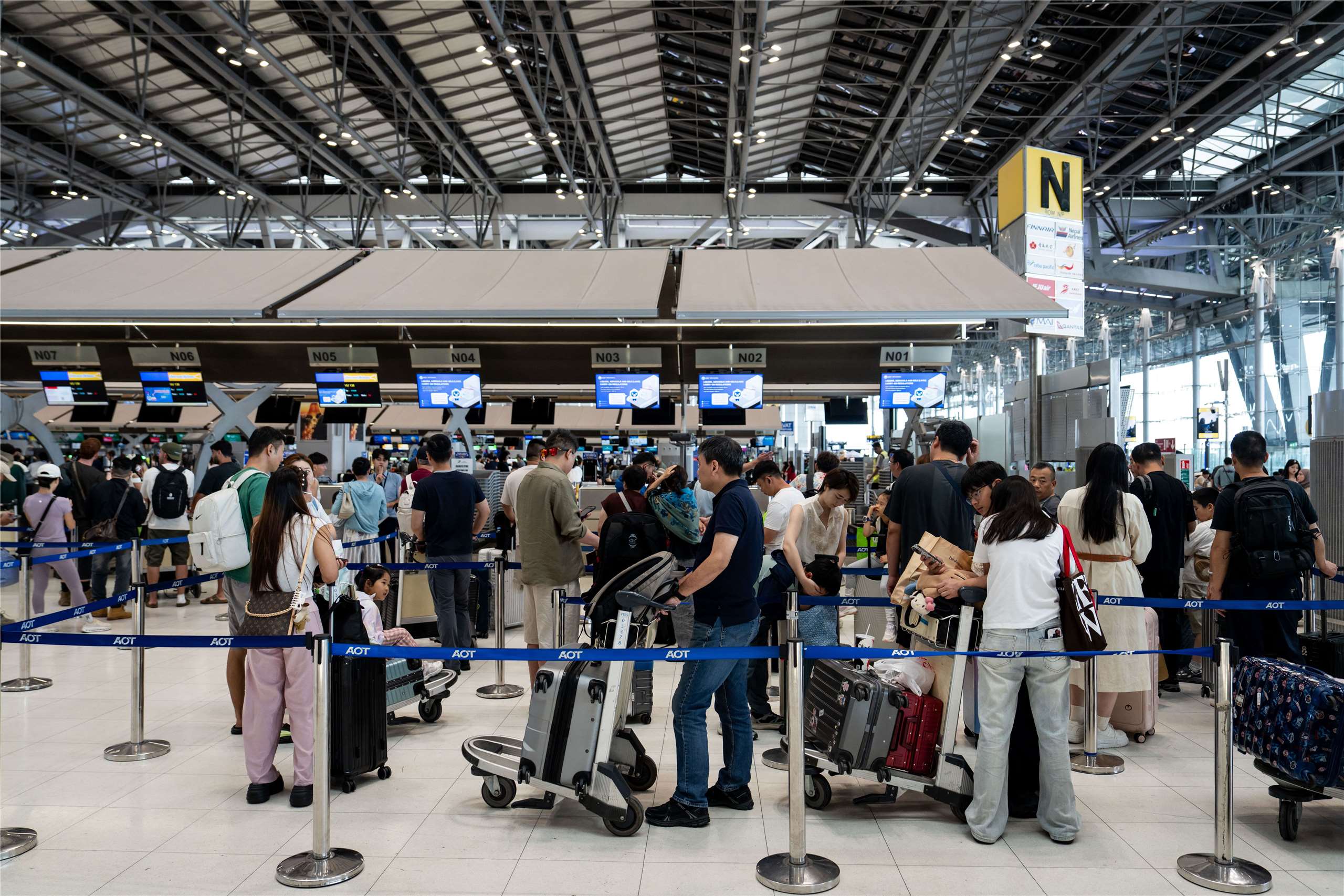 泰國政府計劃將外籍旅客入境費由原先規劃的300泰銖提高至450泰銖(約新台幣435元)，圖為繁忙的曼谷國際機場。資料照片。
