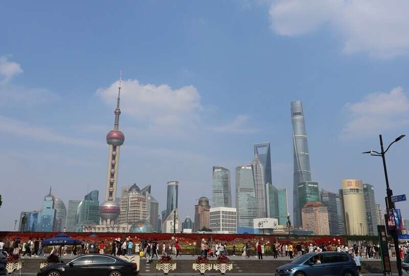 中國由於土地全部屬於國有，因此土地租約期限已成為商用不動產估價與投資重要考量，在土地租期規定動向不明下，投資意願與融資紛紛受阻，進一步加劇房市低迷壓力。圖為上海市知名景點外灘。資料照片 (圖：中央社)