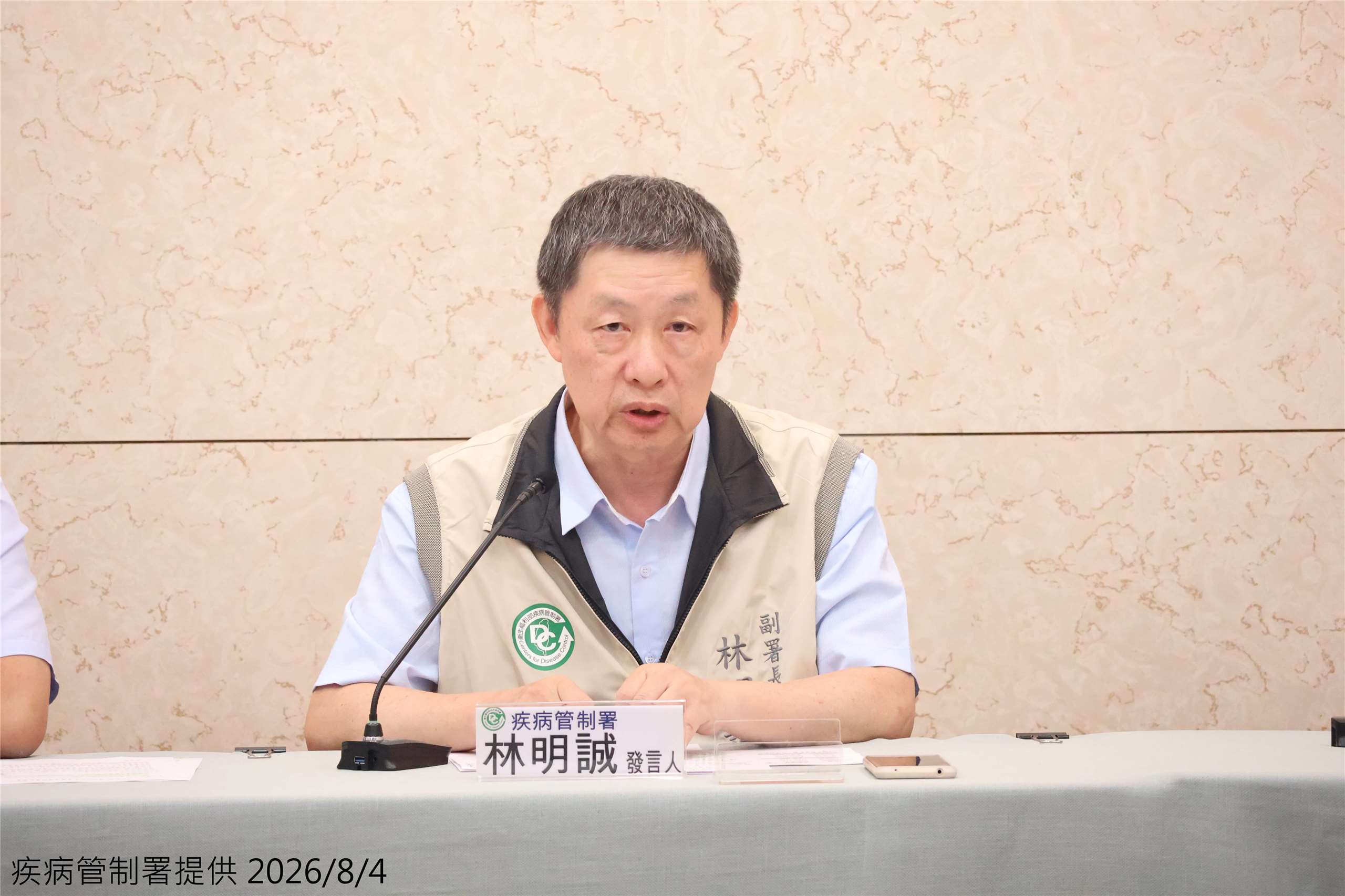 新冠高峰將至，疾管署發言人林明誠4日呼籲民眾、尤其是高風險族群盡快接種疫苗。(疾管署提供)