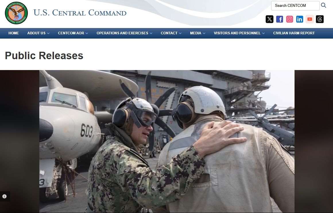 美軍中央司令部(U.S. Central Command)司令古柏(Brad Cooper)15日登上航空母艦林肯號視察。 (圖:翻拍自美中央司令部官網)