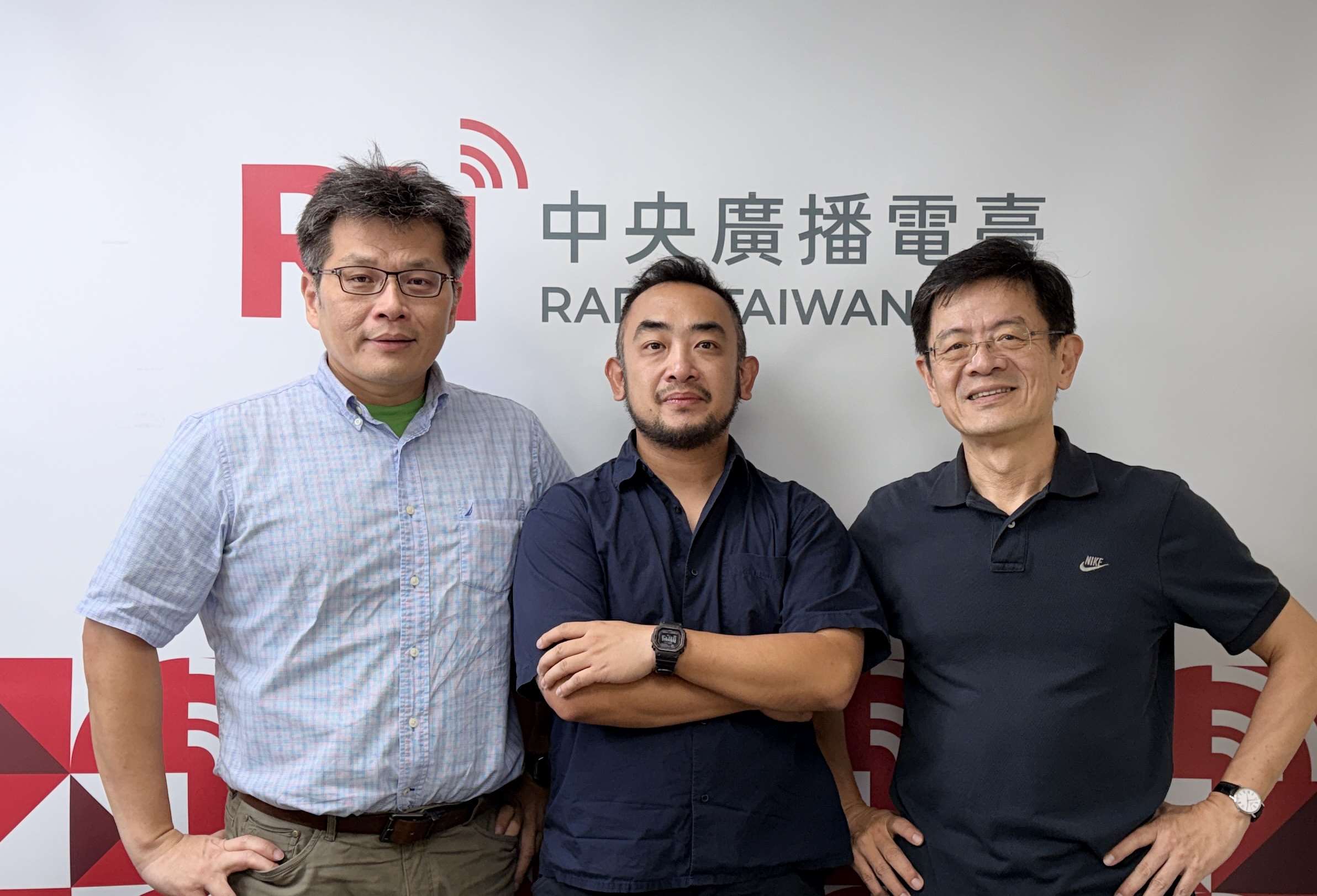 「這樣看中國」節目主持人蔡明芳(左)訪獨立學者李厚辰(中)、右為央廣總臺長張瑞昌