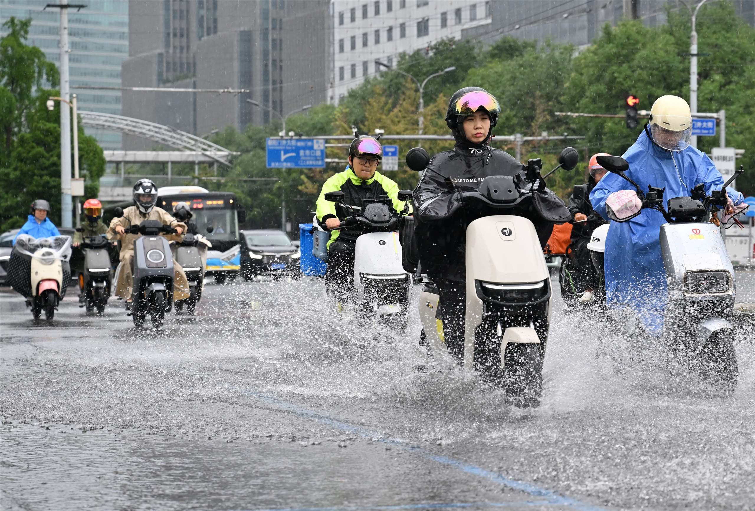 北京嚴陣以待由颱風白海豚外圍環流與冷空氣影響帶來的雨勢。