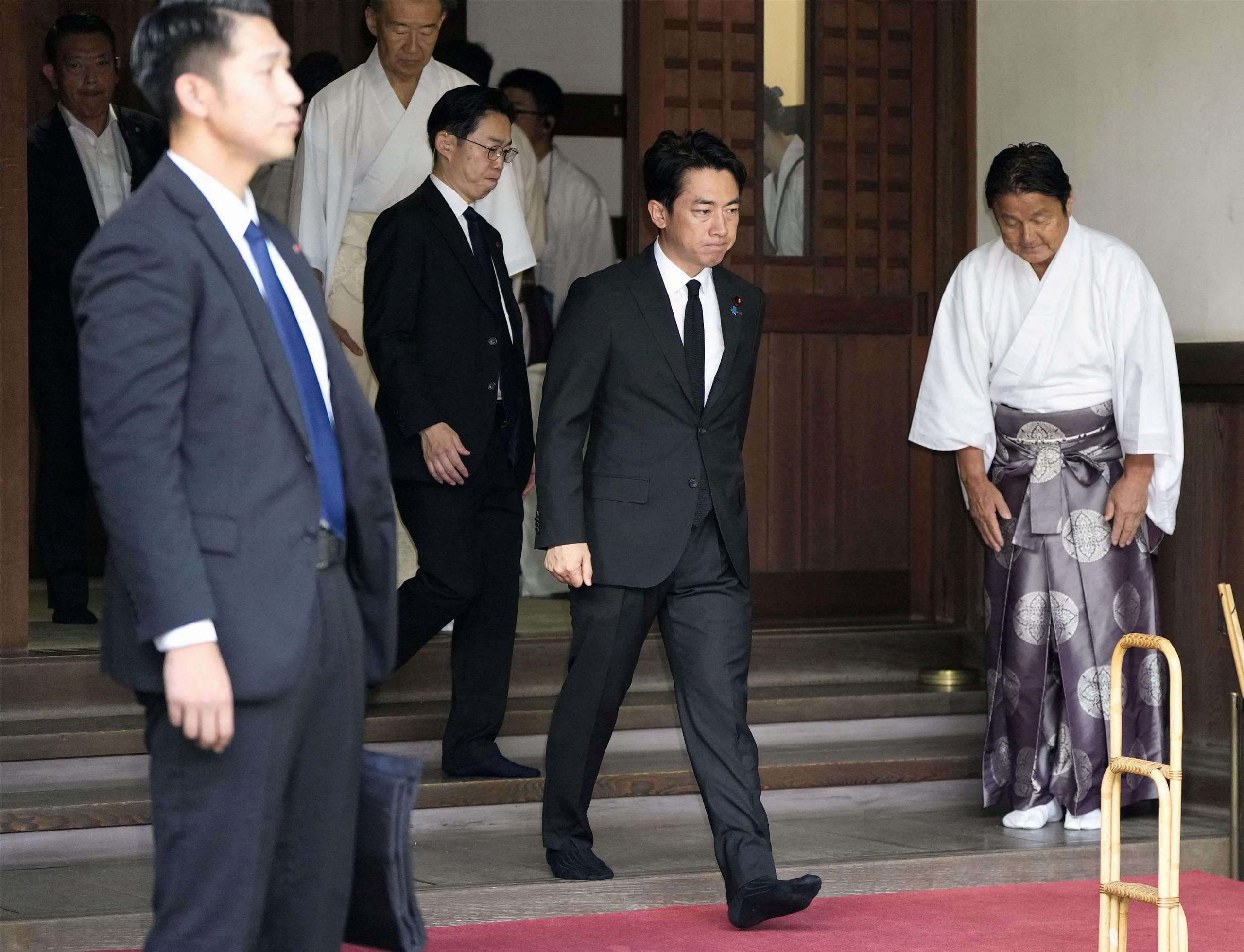 日本防衛大臣小泉進次郎在8月15日赴東京靖國神社參拜，悼念二戰陣亡將士，紀念日本投降81週年。(路透社/達志影像)